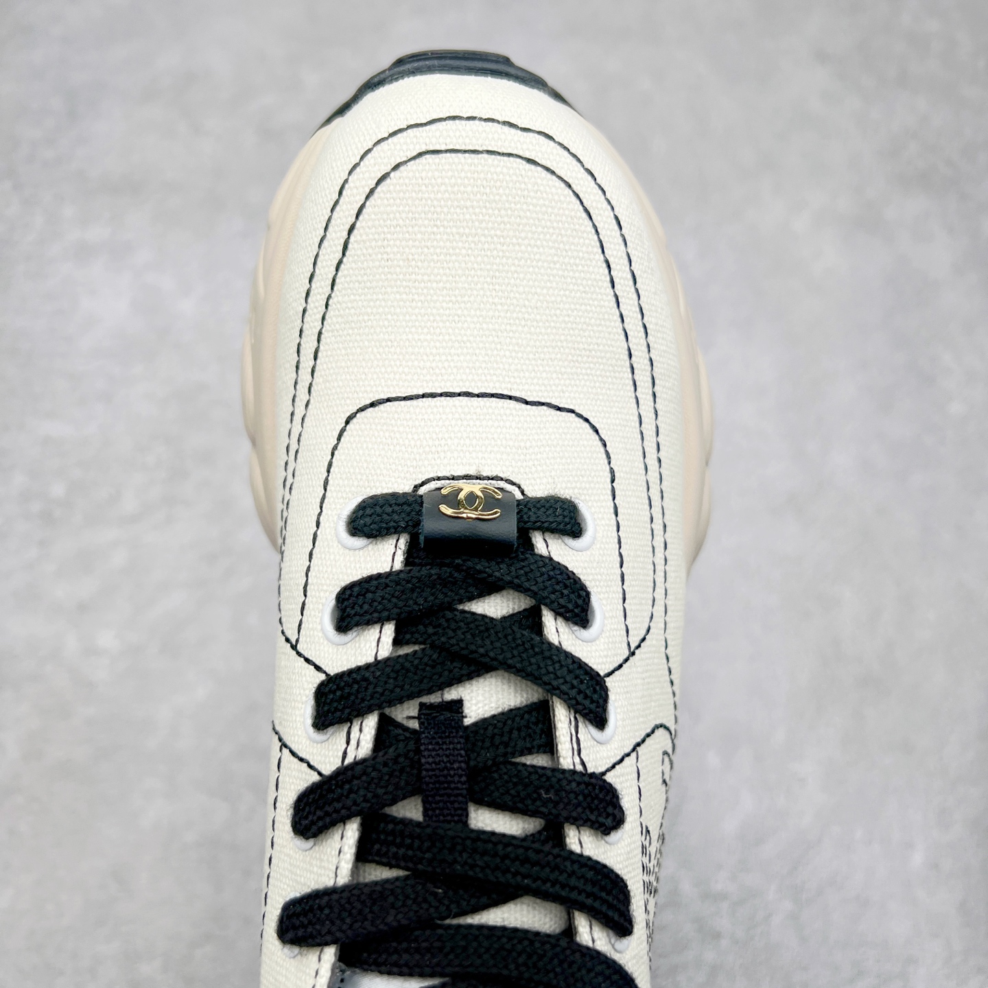 图片[4]-Chanel香奈儿25SS 早春度假系列 小香 金属 休闲 运动鞋 金 银角大王 布面最新国外走秀系列Chanel 香奈儿 2025 早春系列在世界第二小国举办。系列以摩纳哥国际化的海滨生活方式为灵感，从F1赛车赛道到海滩泳池，从赌场到网球场，打造了多样且别致的全新系列赛车手的头盔，连身套装等元素经过重新诠释更显时尚感 配送专柜精美包装 面料： 原版进口编织+科技面料 内里：原版定制透气网里 鞋底：原版开模超轻发泡组合大底 底厚：3.5CM 尺码：女款35-40-选品中心