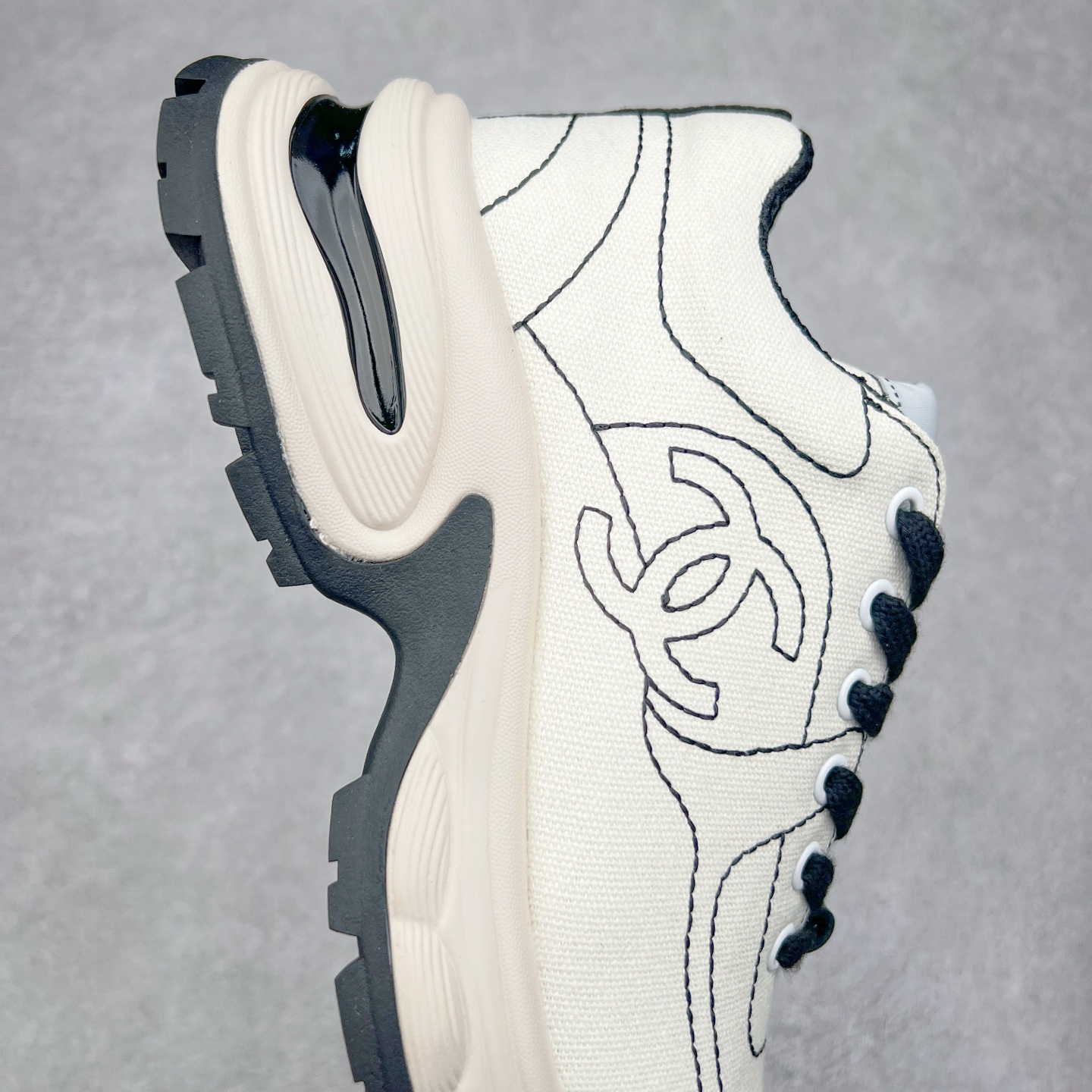 图片[6]-Chanel香奈儿25SS 早春度假系列 小香 金属 休闲 运动鞋 金 银角大王 布面最新国外走秀系列Chanel 香奈儿 2025 早春系列在世界第二小国举办。系列以摩纳哥国际化的海滨生活方式为灵感，从F1赛车赛道到海滩泳池，从赌场到网球场，打造了多样且别致的全新系列赛车手的头盔，连身套装等元素经过重新诠释更显时尚感 配送专柜精美包装 面料： 原版进口编织+科技面料 内里：原版定制透气网里 鞋底：原版开模超轻发泡组合大底 底厚：3.5CM 尺码：女款35-40-选品中心