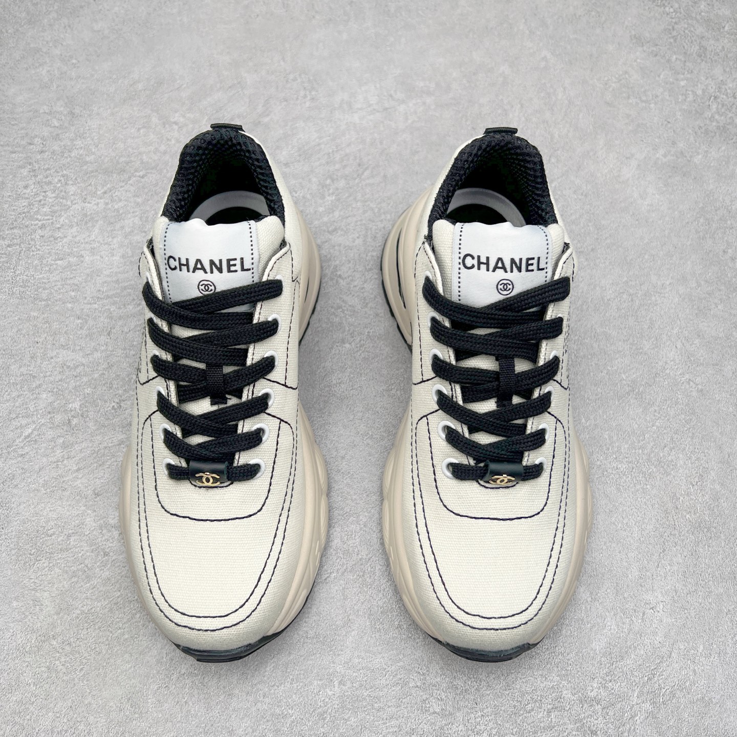 图片[2]-Chanel香奈儿25SS 早春度假系列 小香 金属 休闲 运动鞋 金 银角大王 布面最新国外走秀系列Chanel 香奈儿 2025 早春系列在世界第二小国举办。系列以摩纳哥国际化的海滨生活方式为灵感，从F1赛车赛道到海滩泳池，从赌场到网球场，打造了多样且别致的全新系列赛车手的头盔，连身套装等元素经过重新诠释更显时尚感 配送专柜精美包装 面料： 原版进口编织+科技面料 内里：原版定制透气网里 鞋底：原版开模超轻发泡组合大底 底厚：3.5CM 尺码：女款35-40-选品中心