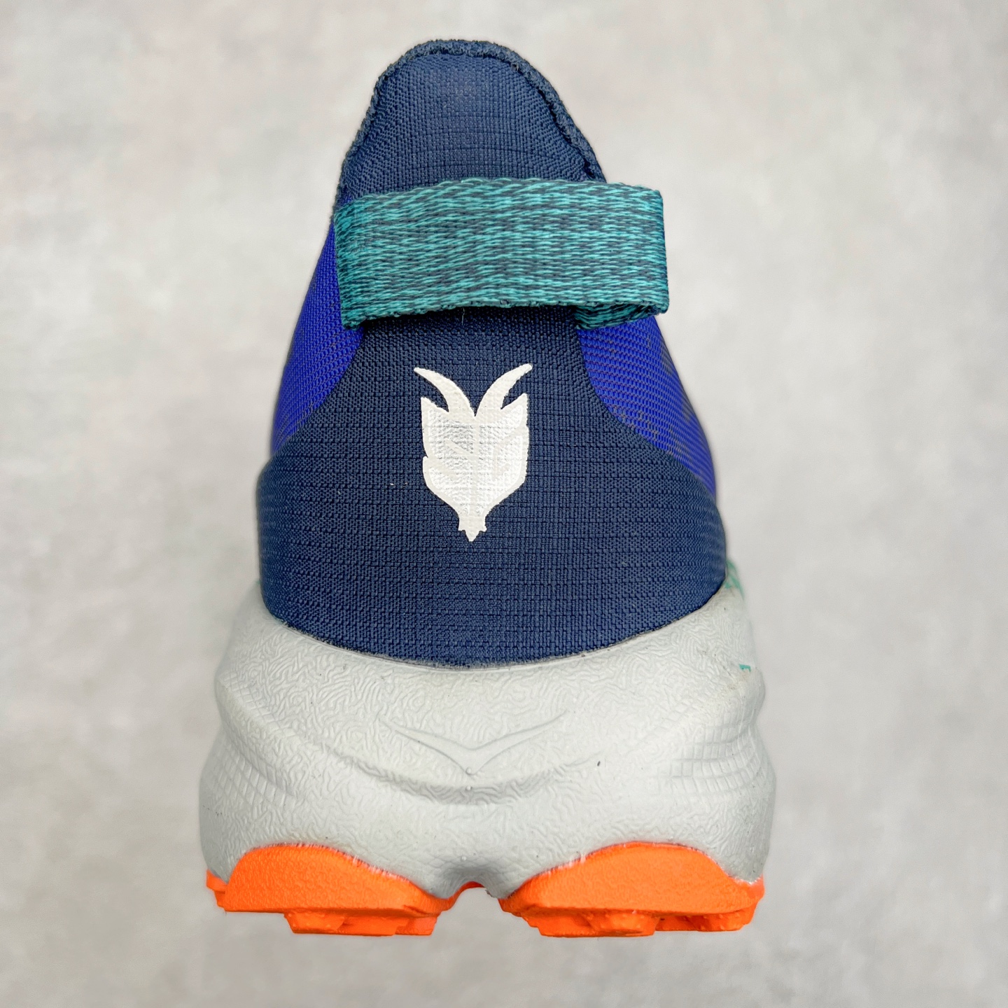 图片[8]-HOKA ONE ONE Speedgoat 6 户外越野跑步鞋 飞速羚羊6系列 新一代工程网纱鞋面 在确保鞋面稳定性的同时减少了固定胶条的使用 鞋面更轻盈、透气、舒适 可回收材料 为环保做出贡献 延伸后跟拉攀 方便快速穿脱 速度型滚动平衡技术 在崎岖的路面上 为平稳顺畅的步伐提供支持 HOKA ONE ONE是来自美国的跑步鞋知名品牌 创立于2009年 始终致力于为所有跑者提供更新、更好的跑步装备 相比常规跑鞋特别研发使用性能独特的几何形跑鞋中底 此种鞋底更厚、更高、回弹性也更好 除了卓越的缓冲性能 它还能为各种阶段的跑者带来更具动感、更加稳定的跑步体验 从设计之初就清楚意识到 要保证跑者步幅的均匀一致 双脚自然而然的运动至关重要 尺码：36 36.5 37.5 38 38.5 39 40 40.5 41 42 42.5 43 44 44.5 45-选品中心