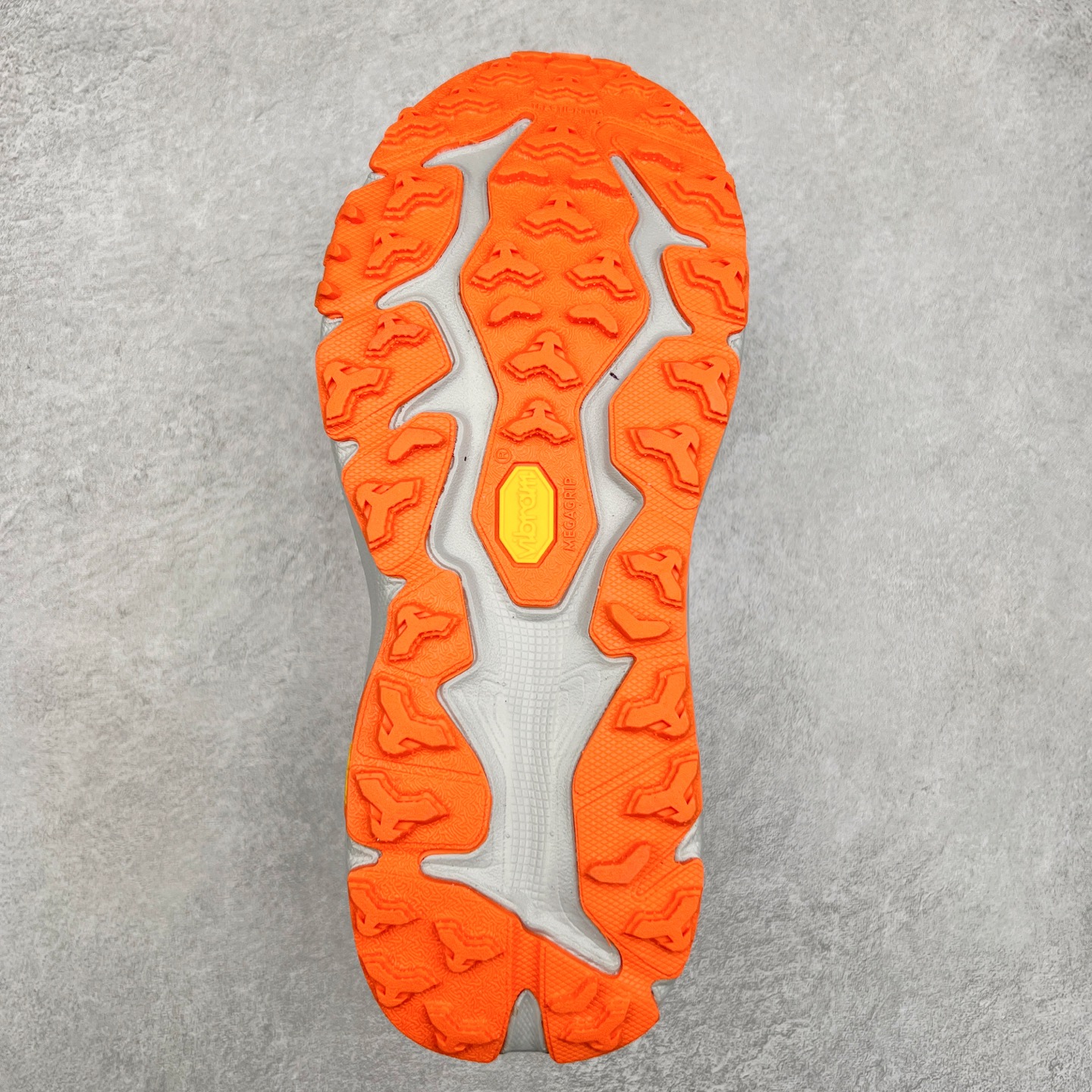 图片[9]-HOKA ONE ONE Speedgoat 6 户外越野跑步鞋 飞速羚羊6系列 新一代工程网纱鞋面 在确保鞋面稳定性的同时减少了固定胶条的使用 鞋面更轻盈、透气、舒适 可回收材料 为环保做出贡献 延伸后跟拉攀 方便快速穿脱 速度型滚动平衡技术 在崎岖的路面上 为平稳顺畅的步伐提供支持 HOKA ONE ONE是来自美国的跑步鞋知名品牌 创立于2009年 始终致力于为所有跑者提供更新、更好的跑步装备 相比常规跑鞋特别研发使用性能独特的几何形跑鞋中底 此种鞋底更厚、更高、回弹性也更好 除了卓越的缓冲性能 它还能为各种阶段的跑者带来更具动感、更加稳定的跑步体验 从设计之初就清楚意识到 要保证跑者步幅的均匀一致 双脚自然而然的运动至关重要 尺码：36 36.5 37.5 38 38.5 39 40 40.5 41 42 42.5 43 44 44.5 45-选品中心