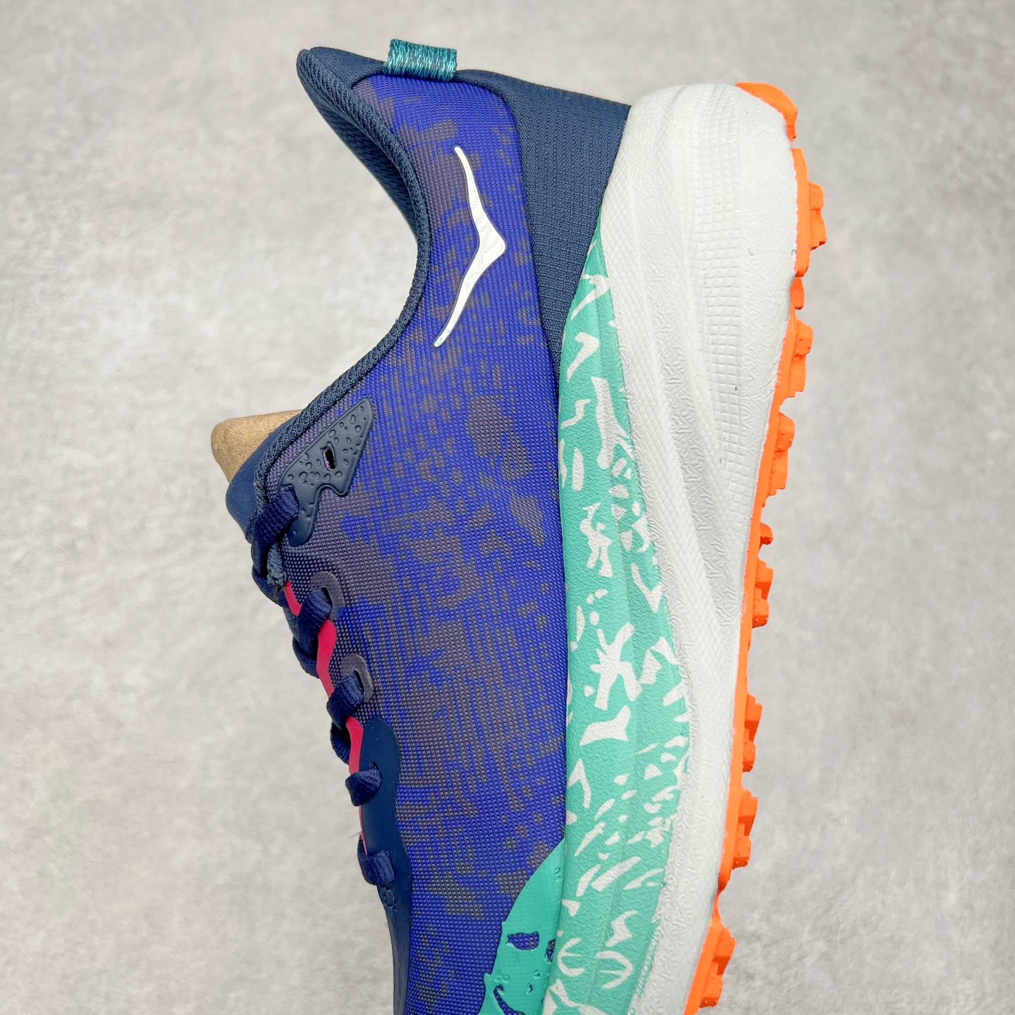 图片[7]-HOKA ONE ONE Speedgoat 6 户外越野跑步鞋 飞速羚羊6系列 新一代工程网纱鞋面 在确保鞋面稳定性的同时减少了固定胶条的使用 鞋面更轻盈、透气、舒适 可回收材料 为环保做出贡献 延伸后跟拉攀 方便快速穿脱 速度型滚动平衡技术 在崎岖的路面上 为平稳顺畅的步伐提供支持 HOKA ONE ONE是来自美国的跑步鞋知名品牌 创立于2009年 始终致力于为所有跑者提供更新、更好的跑步装备 相比常规跑鞋特别研发使用性能独特的几何形跑鞋中底 此种鞋底更厚、更高、回弹性也更好 除了卓越的缓冲性能 它还能为各种阶段的跑者带来更具动感、更加稳定的跑步体验 从设计之初就清楚意识到 要保证跑者步幅的均匀一致 双脚自然而然的运动至关重要 尺码：36 36.5 37.5 38 38.5 39 40 40.5 41 42 42.5 43 44 44.5 45-选品中心