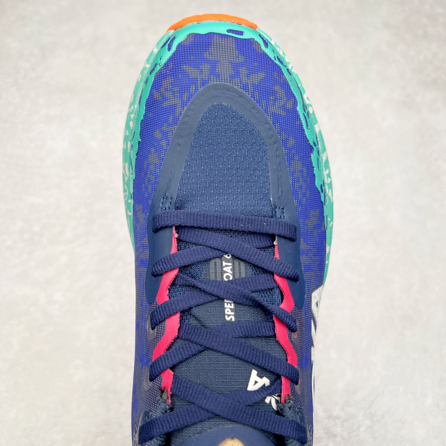 图片[4]-HOKA ONE ONE Speedgoat 6 户外越野跑步鞋 飞速羚羊6系列 新一代工程网纱鞋面 在确保鞋面稳定性的同时减少了固定胶条的使用 鞋面更轻盈、透气、舒适 可回收材料 为环保做出贡献 延伸后跟拉攀 方便快速穿脱 速度型滚动平衡技术 在崎岖的路面上 为平稳顺畅的步伐提供支持 HOKA ONE ONE是来自美国的跑步鞋知名品牌 创立于2009年 始终致力于为所有跑者提供更新、更好的跑步装备 相比常规跑鞋特别研发使用性能独特的几何形跑鞋中底 此种鞋底更厚、更高、回弹性也更好 除了卓越的缓冲性能 它还能为各种阶段的跑者带来更具动感、更加稳定的跑步体验 从设计之初就清楚意识到 要保证跑者步幅的均匀一致 双脚自然而然的运动至关重要 尺码：36 36.5 37.5 38 38.5 39 40 40.5 41 42 42.5 43 44 44.5 45-选品中心