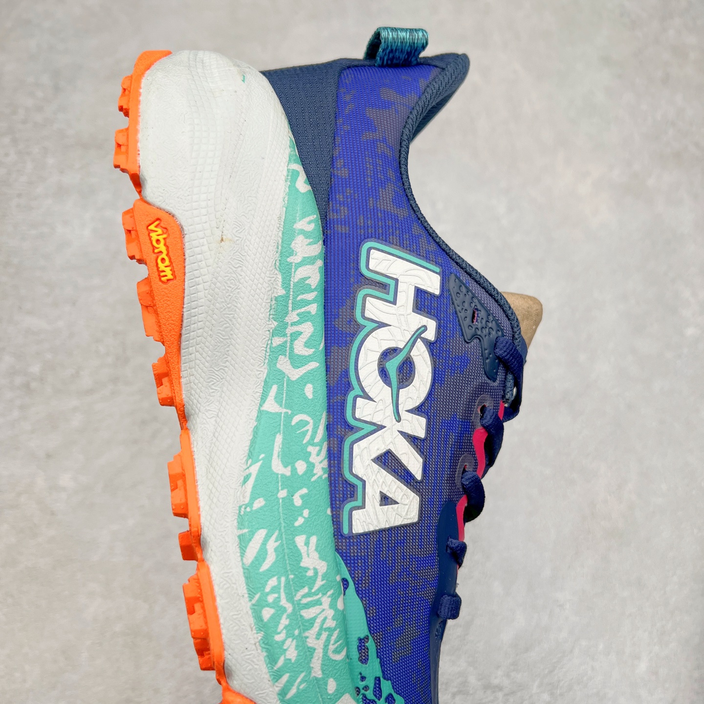 图片[6]-HOKA ONE ONE Speedgoat 6 户外越野跑步鞋 飞速羚羊6系列 新一代工程网纱鞋面 在确保鞋面稳定性的同时减少了固定胶条的使用 鞋面更轻盈、透气、舒适 可回收材料 为环保做出贡献 延伸后跟拉攀 方便快速穿脱 速度型滚动平衡技术 在崎岖的路面上 为平稳顺畅的步伐提供支持 HOKA ONE ONE是来自美国的跑步鞋知名品牌 创立于2009年 始终致力于为所有跑者提供更新、更好的跑步装备 相比常规跑鞋特别研发使用性能独特的几何形跑鞋中底 此种鞋底更厚、更高、回弹性也更好 除了卓越的缓冲性能 它还能为各种阶段的跑者带来更具动感、更加稳定的跑步体验 从设计之初就清楚意识到 要保证跑者步幅的均匀一致 双脚自然而然的运动至关重要 尺码：36 36.5 37.5 38 38.5 39 40 40.5 41 42 42.5 43 44 44.5 45-选品中心