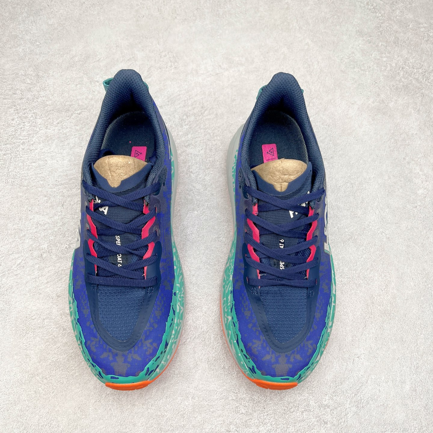 图片[2]-HOKA ONE ONE Speedgoat 6 户外越野跑步鞋 飞速羚羊6系列 新一代工程网纱鞋面 在确保鞋面稳定性的同时减少了固定胶条的使用 鞋面更轻盈、透气、舒适 可回收材料 为环保做出贡献 延伸后跟拉攀 方便快速穿脱 速度型滚动平衡技术 在崎岖的路面上 为平稳顺畅的步伐提供支持 HOKA ONE ONE是来自美国的跑步鞋知名品牌 创立于2009年 始终致力于为所有跑者提供更新、更好的跑步装备 相比常规跑鞋特别研发使用性能独特的几何形跑鞋中底 此种鞋底更厚、更高、回弹性也更好 除了卓越的缓冲性能 它还能为各种阶段的跑者带来更具动感、更加稳定的跑步体验 从设计之初就清楚意识到 要保证跑者步幅的均匀一致 双脚自然而然的运动至关重要 尺码：36 36.5 37.5 38 38.5 39 40 40.5 41 42 42.5 43 44 44.5 45-选品中心