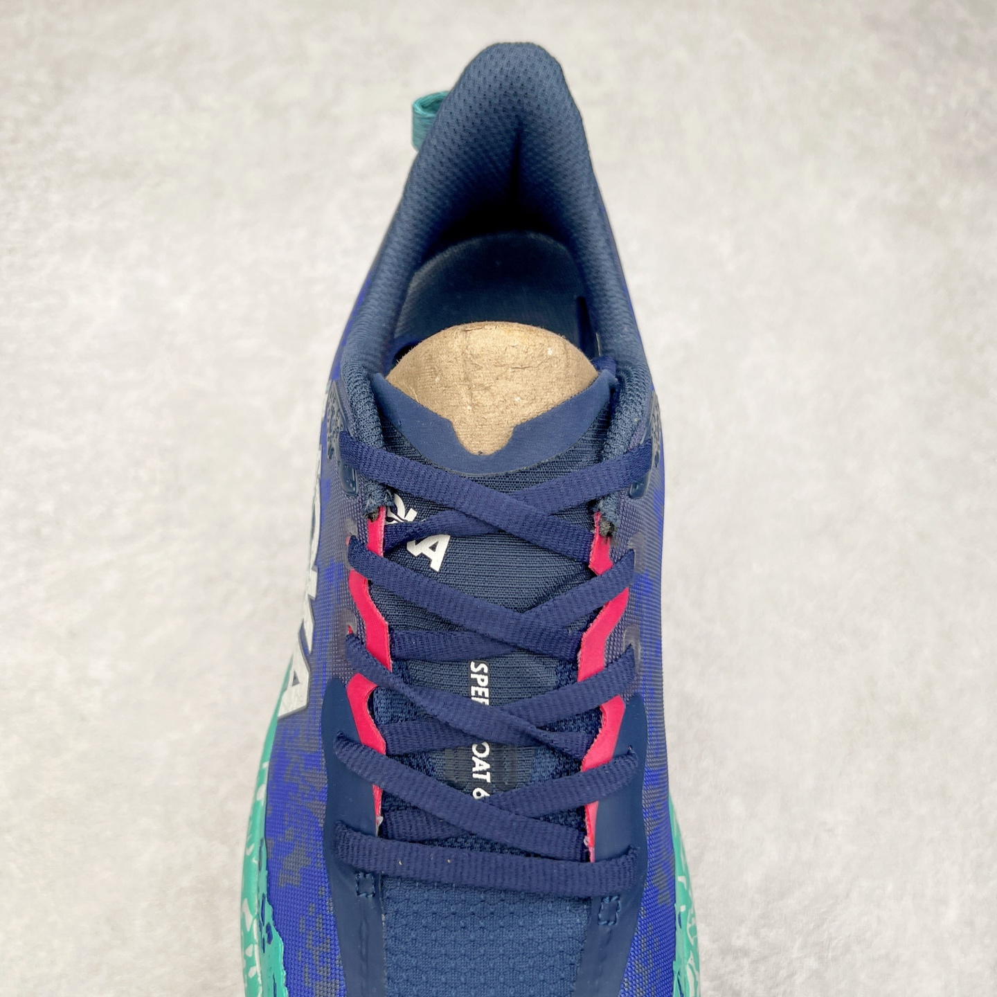 图片[5]-HOKA ONE ONE Speedgoat 6 户外越野跑步鞋 飞速羚羊6系列 新一代工程网纱鞋面 在确保鞋面稳定性的同时减少了固定胶条的使用 鞋面更轻盈、透气、舒适 可回收材料 为环保做出贡献 延伸后跟拉攀 方便快速穿脱 速度型滚动平衡技术 在崎岖的路面上 为平稳顺畅的步伐提供支持 HOKA ONE ONE是来自美国的跑步鞋知名品牌 创立于2009年 始终致力于为所有跑者提供更新、更好的跑步装备 相比常规跑鞋特别研发使用性能独特的几何形跑鞋中底 此种鞋底更厚、更高、回弹性也更好 除了卓越的缓冲性能 它还能为各种阶段的跑者带来更具动感、更加稳定的跑步体验 从设计之初就清楚意识到 要保证跑者步幅的均匀一致 双脚自然而然的运动至关重要 尺码：36 36.5 37.5 38 38.5 39 40 40.5 41 42 42.5 43 44 44.5 45-选品中心