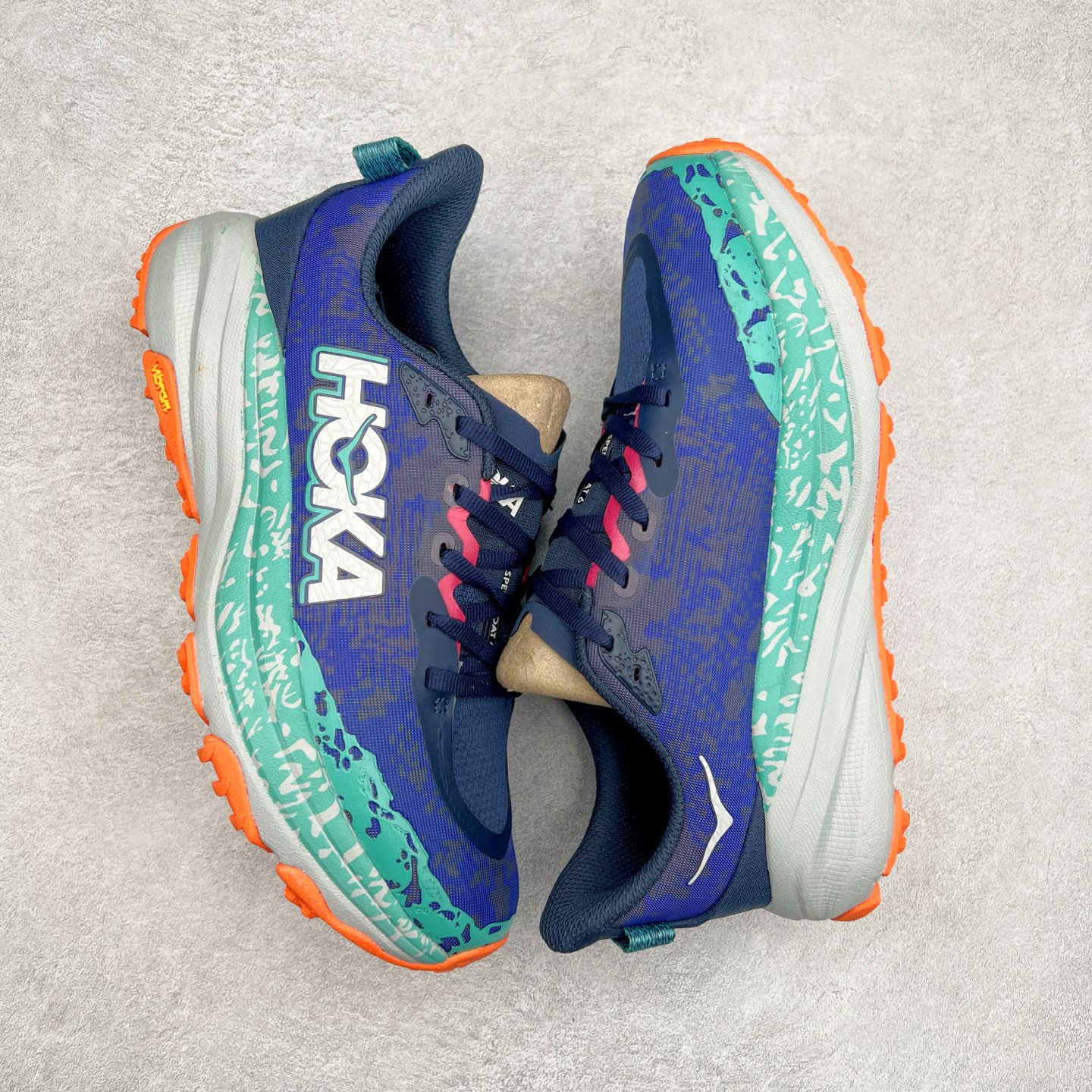 图片[3]-HOKA ONE ONE Speedgoat 6 户外越野跑步鞋 飞速羚羊6系列 新一代工程网纱鞋面 在确保鞋面稳定性的同时减少了固定胶条的使用 鞋面更轻盈、透气、舒适 可回收材料 为环保做出贡献 延伸后跟拉攀 方便快速穿脱 速度型滚动平衡技术 在崎岖的路面上 为平稳顺畅的步伐提供支持 HOKA ONE ONE是来自美国的跑步鞋知名品牌 创立于2009年 始终致力于为所有跑者提供更新、更好的跑步装备 相比常规跑鞋特别研发使用性能独特的几何形跑鞋中底 此种鞋底更厚、更高、回弹性也更好 除了卓越的缓冲性能 它还能为各种阶段的跑者带来更具动感、更加稳定的跑步体验 从设计之初就清楚意识到 要保证跑者步幅的均匀一致 双脚自然而然的运动至关重要 尺码：36 36.5 37.5 38 38.5 39 40 40.5 41 42 42.5 43 44 44.5 45-选品中心