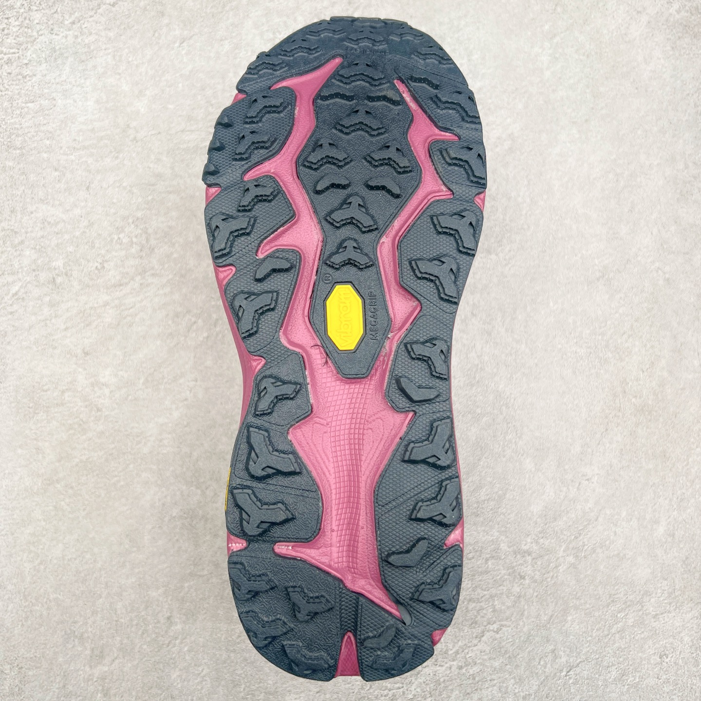 图片[9]-HOKA ONE ONE Speedgoat 6 户外越野跑步鞋 飞速羚羊6系列 新一代工程网纱鞋面 在确保鞋面稳定性的同时减少了固定胶条的使用 鞋面更轻盈、透气、舒适 可回收材料 为环保做出贡献 延伸后跟拉攀 方便快速穿脱 速度型滚动平衡技术 在崎岖的路面上 为平稳顺畅的步伐提供支持 HOKA ONE ONE是来自美国的跑步鞋知名品牌 创立于2009年 始终致力于为所有跑者提供更新、更好的跑步装备 相比常规跑鞋特别研发使用性能独特的几何形跑鞋中底 此种鞋底更厚、更高、回弹性也更好 除了卓越的缓冲性能 它还能为各种阶段的跑者带来更具动感、更加稳定的跑步体验 从设计之初就清楚意识到 要保证跑者步幅的均匀一致 双脚自然而然的运动至关重要 尺码：36 36.5 37.5 38 38.5 39 40 40.5 41 42 42.5 43 44 44.5 45-选品中心