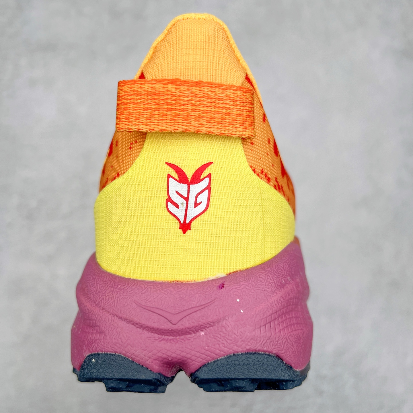 图片[8]-HOKA ONE ONE Speedgoat 6 户外越野跑步鞋 飞速羚羊6系列 新一代工程网纱鞋面 在确保鞋面稳定性的同时减少了固定胶条的使用 鞋面更轻盈、透气、舒适 可回收材料 为环保做出贡献 延伸后跟拉攀 方便快速穿脱 速度型滚动平衡技术 在崎岖的路面上 为平稳顺畅的步伐提供支持 HOKA ONE ONE是来自美国的跑步鞋知名品牌 创立于2009年 始终致力于为所有跑者提供更新、更好的跑步装备 相比常规跑鞋特别研发使用性能独特的几何形跑鞋中底 此种鞋底更厚、更高、回弹性也更好 除了卓越的缓冲性能 它还能为各种阶段的跑者带来更具动感、更加稳定的跑步体验 从设计之初就清楚意识到 要保证跑者步幅的均匀一致 双脚自然而然的运动至关重要 尺码：36 36.5 37.5 38 38.5 39 40 40.5 41 42 42.5 43 44 44.5 45-选品中心