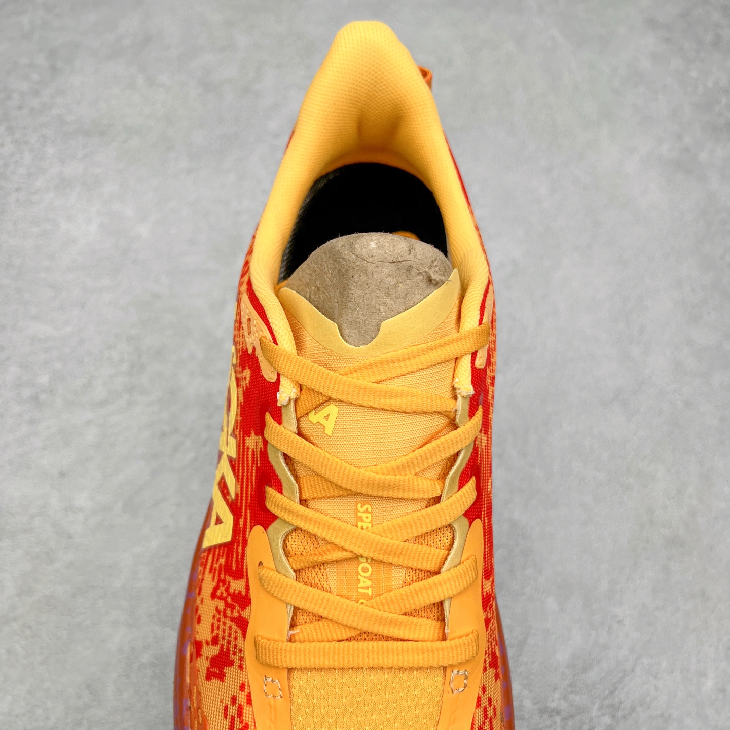 图片[5]-HOKA ONE ONE Speedgoat 6 户外越野跑步鞋 飞速羚羊6系列 新一代工程网纱鞋面 在确保鞋面稳定性的同时减少了固定胶条的使用 鞋面更轻盈、透气、舒适 可回收材料 为环保做出贡献 延伸后跟拉攀 方便快速穿脱 速度型滚动平衡技术 在崎岖的路面上 为平稳顺畅的步伐提供支持 HOKA ONE ONE是来自美国的跑步鞋知名品牌 创立于2009年 始终致力于为所有跑者提供更新、更好的跑步装备 相比常规跑鞋特别研发使用性能独特的几何形跑鞋中底 此种鞋底更厚、更高、回弹性也更好 除了卓越的缓冲性能 它还能为各种阶段的跑者带来更具动感、更加稳定的跑步体验 从设计之初就清楚意识到 要保证跑者步幅的均匀一致 双脚自然而然的运动至关重要 尺码：36 36.5 37.5 38 38.5 39 40 40.5 41 42 42.5 43 44 44.5 45-选品中心