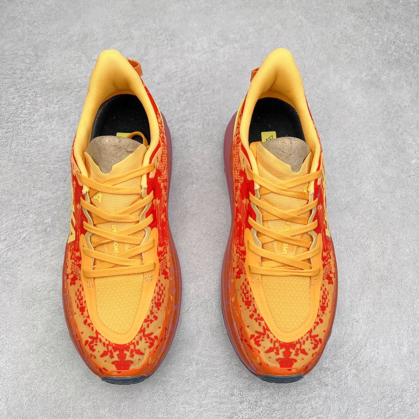 图片[2]-HOKA ONE ONE Speedgoat 6 户外越野跑步鞋 飞速羚羊6系列 新一代工程网纱鞋面 在确保鞋面稳定性的同时减少了固定胶条的使用 鞋面更轻盈、透气、舒适 可回收材料 为环保做出贡献 延伸后跟拉攀 方便快速穿脱 速度型滚动平衡技术 在崎岖的路面上 为平稳顺畅的步伐提供支持 HOKA ONE ONE是来自美国的跑步鞋知名品牌 创立于2009年 始终致力于为所有跑者提供更新、更好的跑步装备 相比常规跑鞋特别研发使用性能独特的几何形跑鞋中底 此种鞋底更厚、更高、回弹性也更好 除了卓越的缓冲性能 它还能为各种阶段的跑者带来更具动感、更加稳定的跑步体验 从设计之初就清楚意识到 要保证跑者步幅的均匀一致 双脚自然而然的运动至关重要 尺码：36 36.5 37.5 38 38.5 39 40 40.5 41 42 42.5 43 44 44.5 45-选品中心