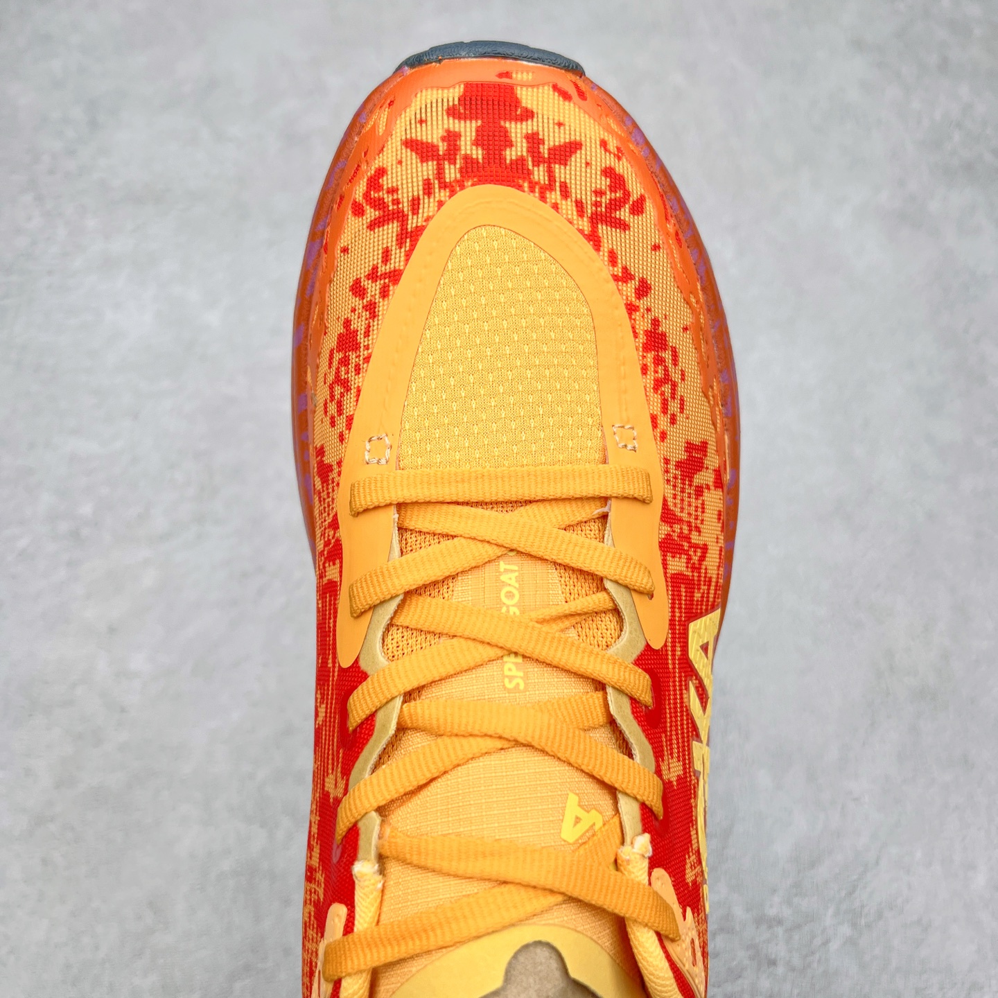 图片[4]-HOKA ONE ONE Speedgoat 6 户外越野跑步鞋 飞速羚羊6系列 新一代工程网纱鞋面 在确保鞋面稳定性的同时减少了固定胶条的使用 鞋面更轻盈、透气、舒适 可回收材料 为环保做出贡献 延伸后跟拉攀 方便快速穿脱 速度型滚动平衡技术 在崎岖的路面上 为平稳顺畅的步伐提供支持 HOKA ONE ONE是来自美国的跑步鞋知名品牌 创立于2009年 始终致力于为所有跑者提供更新、更好的跑步装备 相比常规跑鞋特别研发使用性能独特的几何形跑鞋中底 此种鞋底更厚、更高、回弹性也更好 除了卓越的缓冲性能 它还能为各种阶段的跑者带来更具动感、更加稳定的跑步体验 从设计之初就清楚意识到 要保证跑者步幅的均匀一致 双脚自然而然的运动至关重要 尺码：36 36.5 37.5 38 38.5 39 40 40.5 41 42 42.5 43 44 44.5 45-选品中心