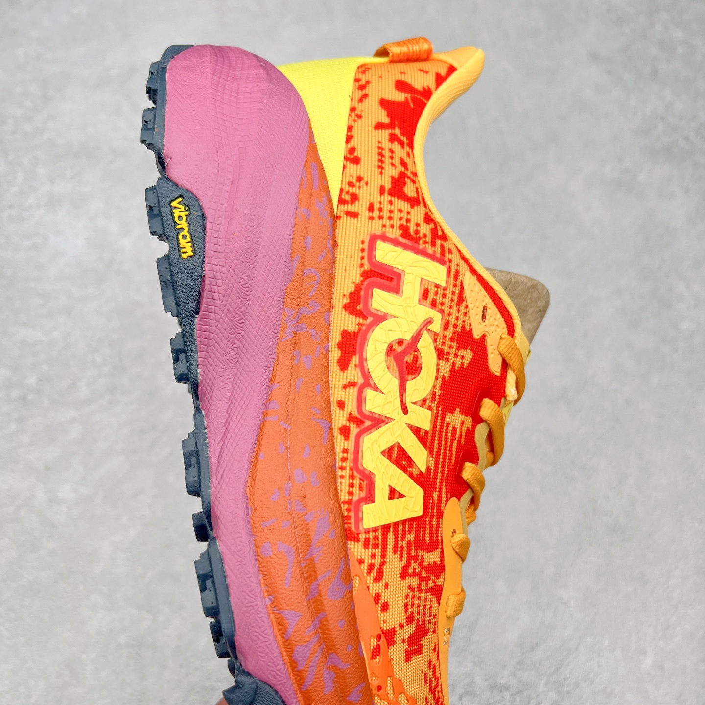 图片[6]-HOKA ONE ONE Speedgoat 6 户外越野跑步鞋 飞速羚羊6系列 新一代工程网纱鞋面 在确保鞋面稳定性的同时减少了固定胶条的使用 鞋面更轻盈、透气、舒适 可回收材料 为环保做出贡献 延伸后跟拉攀 方便快速穿脱 速度型滚动平衡技术 在崎岖的路面上 为平稳顺畅的步伐提供支持 HOKA ONE ONE是来自美国的跑步鞋知名品牌 创立于2009年 始终致力于为所有跑者提供更新、更好的跑步装备 相比常规跑鞋特别研发使用性能独特的几何形跑鞋中底 此种鞋底更厚、更高、回弹性也更好 除了卓越的缓冲性能 它还能为各种阶段的跑者带来更具动感、更加稳定的跑步体验 从设计之初就清楚意识到 要保证跑者步幅的均匀一致 双脚自然而然的运动至关重要 尺码：36 36.5 37.5 38 38.5 39 40 40.5 41 42 42.5 43 44 44.5 45-选品中心