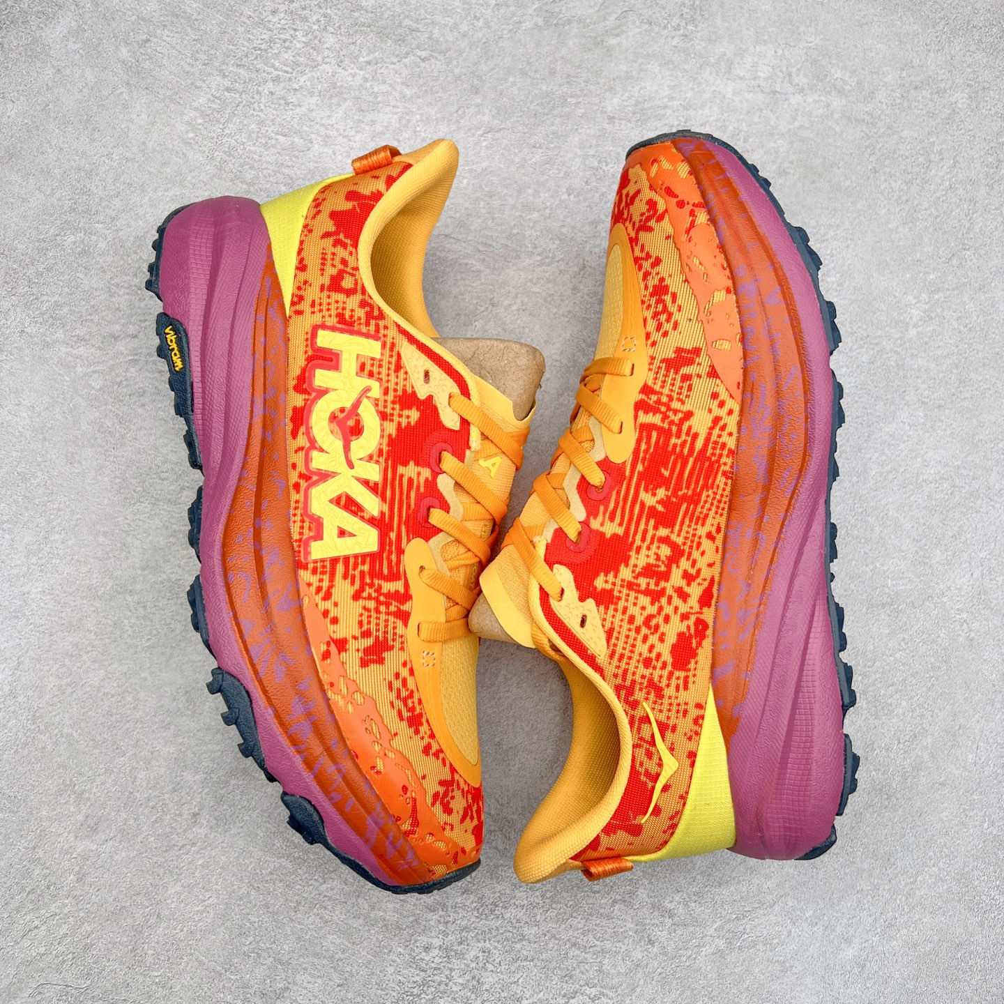 图片[3]-HOKA ONE ONE Speedgoat 6 户外越野跑步鞋 飞速羚羊6系列 新一代工程网纱鞋面 在确保鞋面稳定性的同时减少了固定胶条的使用 鞋面更轻盈、透气、舒适 可回收材料 为环保做出贡献 延伸后跟拉攀 方便快速穿脱 速度型滚动平衡技术 在崎岖的路面上 为平稳顺畅的步伐提供支持 HOKA ONE ONE是来自美国的跑步鞋知名品牌 创立于2009年 始终致力于为所有跑者提供更新、更好的跑步装备 相比常规跑鞋特别研发使用性能独特的几何形跑鞋中底 此种鞋底更厚、更高、回弹性也更好 除了卓越的缓冲性能 它还能为各种阶段的跑者带来更具动感、更加稳定的跑步体验 从设计之初就清楚意识到 要保证跑者步幅的均匀一致 双脚自然而然的运动至关重要 尺码：36 36.5 37.5 38 38.5 39 40 40.5 41 42 42.5 43 44 44.5 45-选品中心