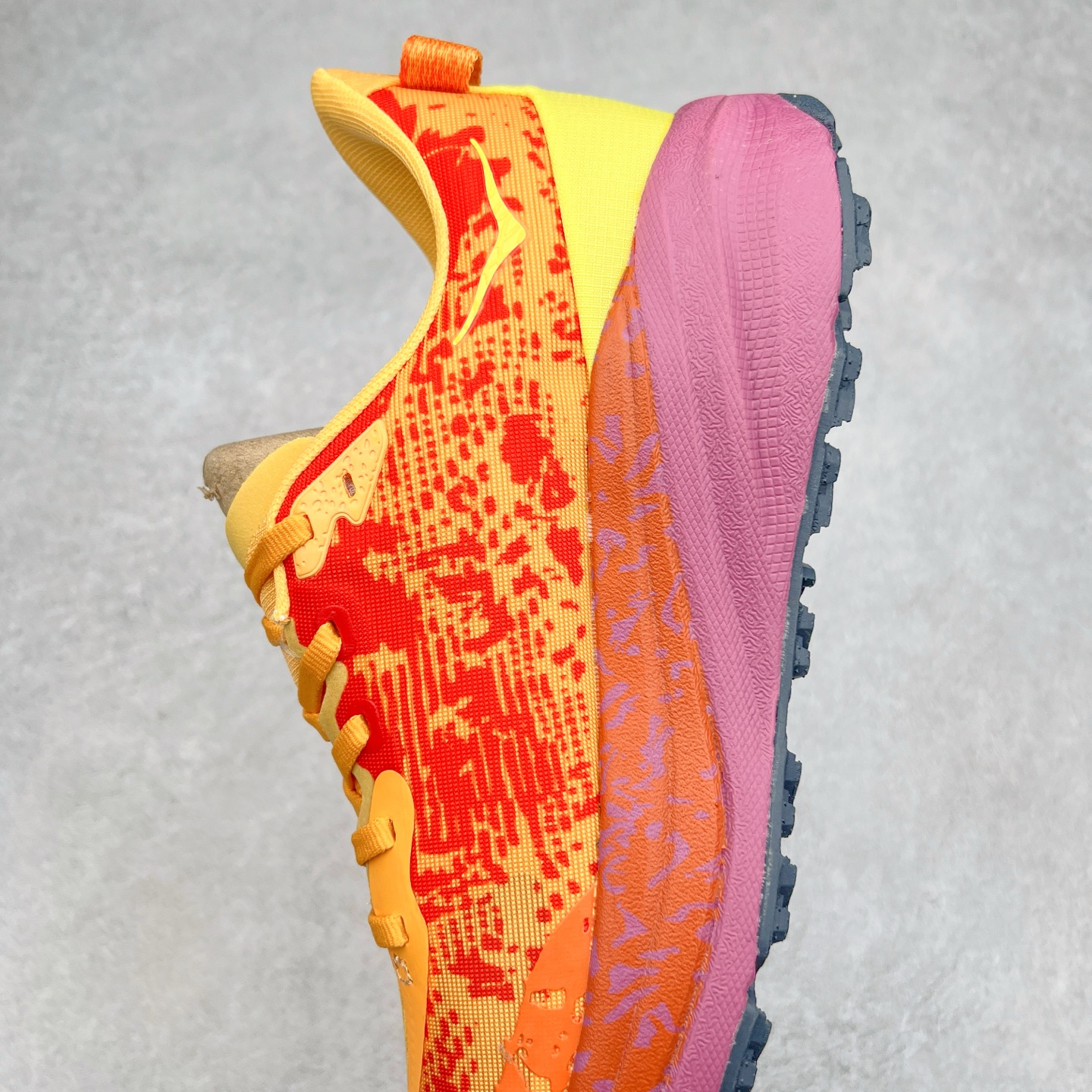 图片[7]-HOKA ONE ONE Speedgoat 6 户外越野跑步鞋 飞速羚羊6系列 新一代工程网纱鞋面 在确保鞋面稳定性的同时减少了固定胶条的使用 鞋面更轻盈、透气、舒适 可回收材料 为环保做出贡献 延伸后跟拉攀 方便快速穿脱 速度型滚动平衡技术 在崎岖的路面上 为平稳顺畅的步伐提供支持 HOKA ONE ONE是来自美国的跑步鞋知名品牌 创立于2009年 始终致力于为所有跑者提供更新、更好的跑步装备 相比常规跑鞋特别研发使用性能独特的几何形跑鞋中底 此种鞋底更厚、更高、回弹性也更好 除了卓越的缓冲性能 它还能为各种阶段的跑者带来更具动感、更加稳定的跑步体验 从设计之初就清楚意识到 要保证跑者步幅的均匀一致 双脚自然而然的运动至关重要 尺码：36 36.5 37.5 38 38.5 39 40 40.5 41 42 42.5 43 44 44.5 45-选品中心