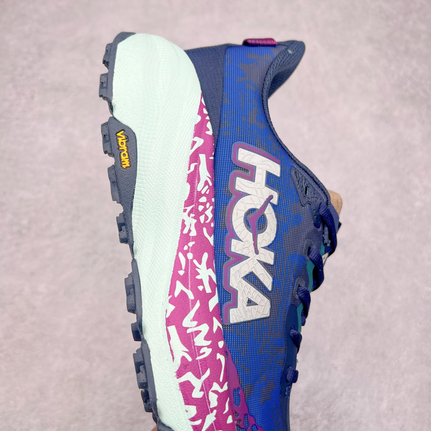 图片[6]-HOKA ONE ONE Speedgoat 6 户外越野跑步鞋 飞速羚羊6系列 新一代工程网纱鞋面 在确保鞋面稳定性的同时减少了固定胶条的使用 鞋面更轻盈、透气、舒适 可回收材料 为环保做出贡献 延伸后跟拉攀 方便快速穿脱 速度型滚动平衡技术 在崎岖的路面上 为平稳顺畅的步伐提供支持 HOKA ONE ONE是来自美国的跑步鞋知名品牌 创立于2009年 始终致力于为所有跑者提供更新、更好的跑步装备 相比常规跑鞋特别研发使用性能独特的几何形跑鞋中底 此种鞋底更厚、更高、回弹性也更好 除了卓越的缓冲性能 它还能为各种阶段的跑者带来更具动感、更加稳定的跑步体验 从设计之初就清楚意识到 要保证跑者步幅的均匀一致 双脚自然而然的运动至关重要 尺码：36 36.5 37.5 38 38.5 39 40 40.5 41 42 42.5 43 44 44.5 45-选品中心