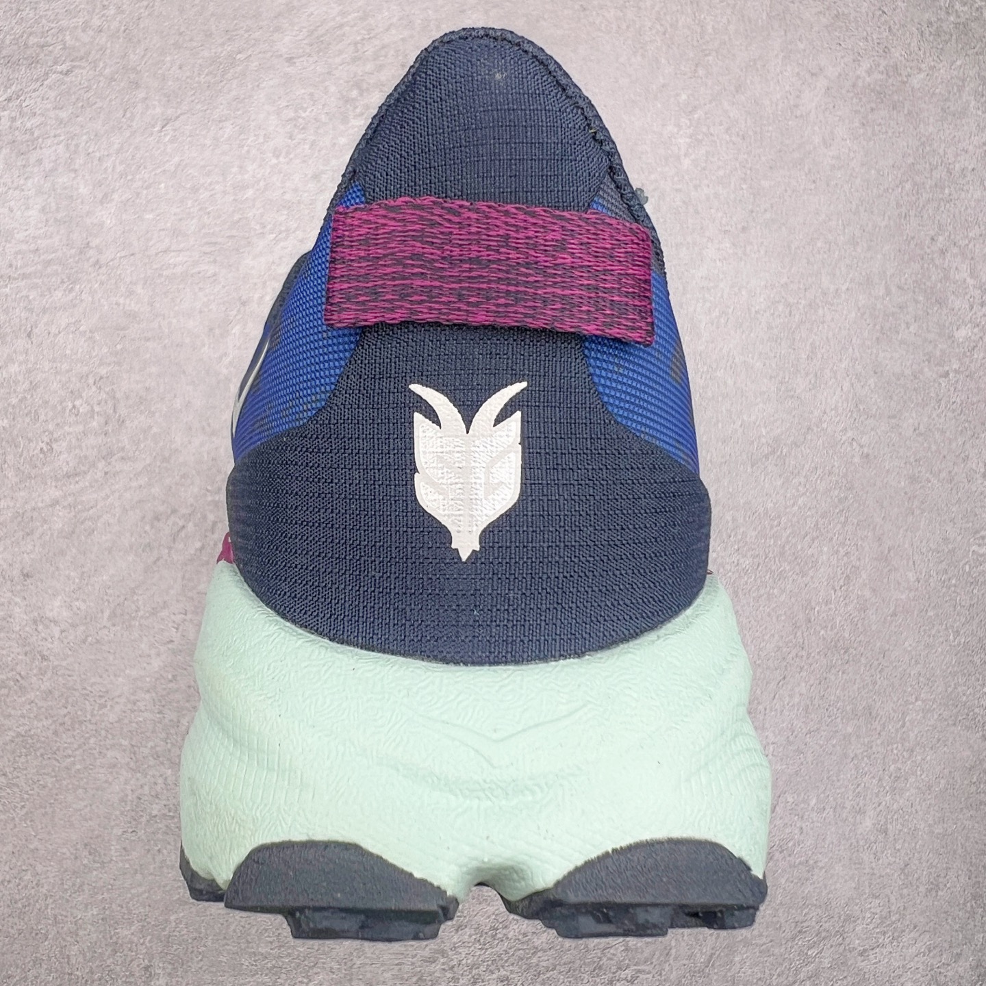 图片[8]-HOKA ONE ONE Speedgoat 6 户外越野跑步鞋 飞速羚羊6系列 新一代工程网纱鞋面 在确保鞋面稳定性的同时减少了固定胶条的使用 鞋面更轻盈、透气、舒适 可回收材料 为环保做出贡献 延伸后跟拉攀 方便快速穿脱 速度型滚动平衡技术 在崎岖的路面上 为平稳顺畅的步伐提供支持 HOKA ONE ONE是来自美国的跑步鞋知名品牌 创立于2009年 始终致力于为所有跑者提供更新、更好的跑步装备 相比常规跑鞋特别研发使用性能独特的几何形跑鞋中底 此种鞋底更厚、更高、回弹性也更好 除了卓越的缓冲性能 它还能为各种阶段的跑者带来更具动感、更加稳定的跑步体验 从设计之初就清楚意识到 要保证跑者步幅的均匀一致 双脚自然而然的运动至关重要 尺码：36 36.5 37.5 38 38.5 39 40 40.5 41 42 42.5 43 44 44.5 45-选品中心