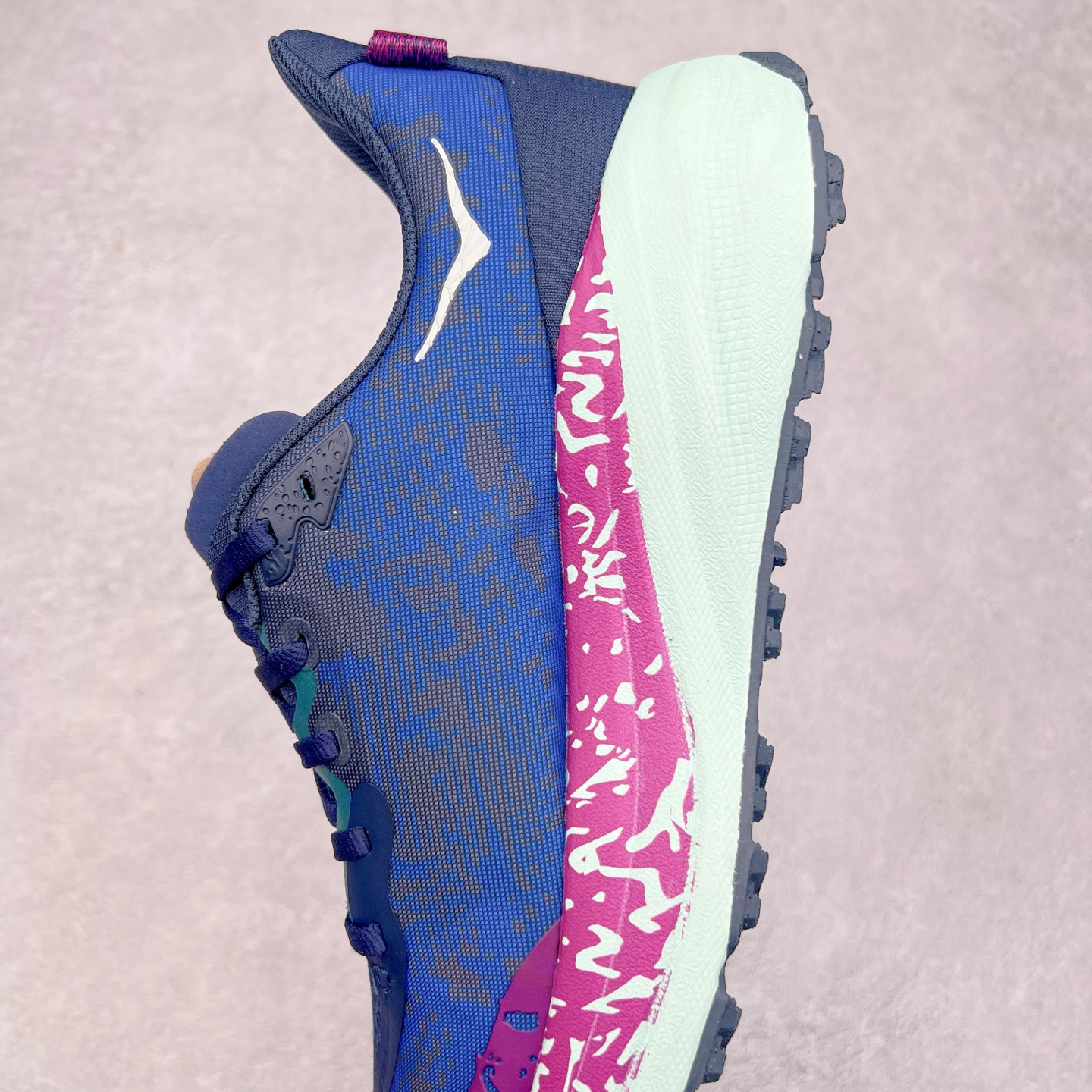 图片[7]-HOKA ONE ONE Speedgoat 6 户外越野跑步鞋 飞速羚羊6系列 新一代工程网纱鞋面 在确保鞋面稳定性的同时减少了固定胶条的使用 鞋面更轻盈、透气、舒适 可回收材料 为环保做出贡献 延伸后跟拉攀 方便快速穿脱 速度型滚动平衡技术 在崎岖的路面上 为平稳顺畅的步伐提供支持 HOKA ONE ONE是来自美国的跑步鞋知名品牌 创立于2009年 始终致力于为所有跑者提供更新、更好的跑步装备 相比常规跑鞋特别研发使用性能独特的几何形跑鞋中底 此种鞋底更厚、更高、回弹性也更好 除了卓越的缓冲性能 它还能为各种阶段的跑者带来更具动感、更加稳定的跑步体验 从设计之初就清楚意识到 要保证跑者步幅的均匀一致 双脚自然而然的运动至关重要 尺码：36 36.5 37.5 38 38.5 39 40 40.5 41 42 42.5 43 44 44.5 45-选品中心