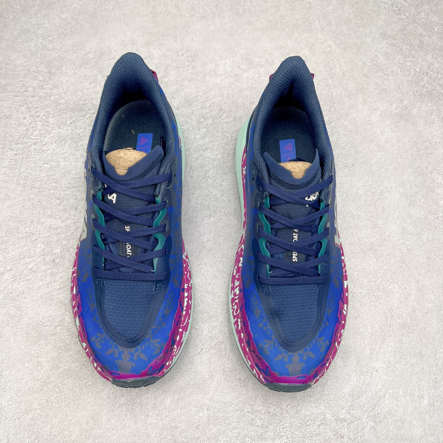 图片[2]-HOKA ONE ONE Speedgoat 6 户外越野跑步鞋 飞速羚羊6系列 新一代工程网纱鞋面 在确保鞋面稳定性的同时减少了固定胶条的使用 鞋面更轻盈、透气、舒适 可回收材料 为环保做出贡献 延伸后跟拉攀 方便快速穿脱 速度型滚动平衡技术 在崎岖的路面上 为平稳顺畅的步伐提供支持 HOKA ONE ONE是来自美国的跑步鞋知名品牌 创立于2009年 始终致力于为所有跑者提供更新、更好的跑步装备 相比常规跑鞋特别研发使用性能独特的几何形跑鞋中底 此种鞋底更厚、更高、回弹性也更好 除了卓越的缓冲性能 它还能为各种阶段的跑者带来更具动感、更加稳定的跑步体验 从设计之初就清楚意识到 要保证跑者步幅的均匀一致 双脚自然而然的运动至关重要 尺码：36 36.5 37.5 38 38.5 39 40 40.5 41 42 42.5 43 44 44.5 45-选品中心