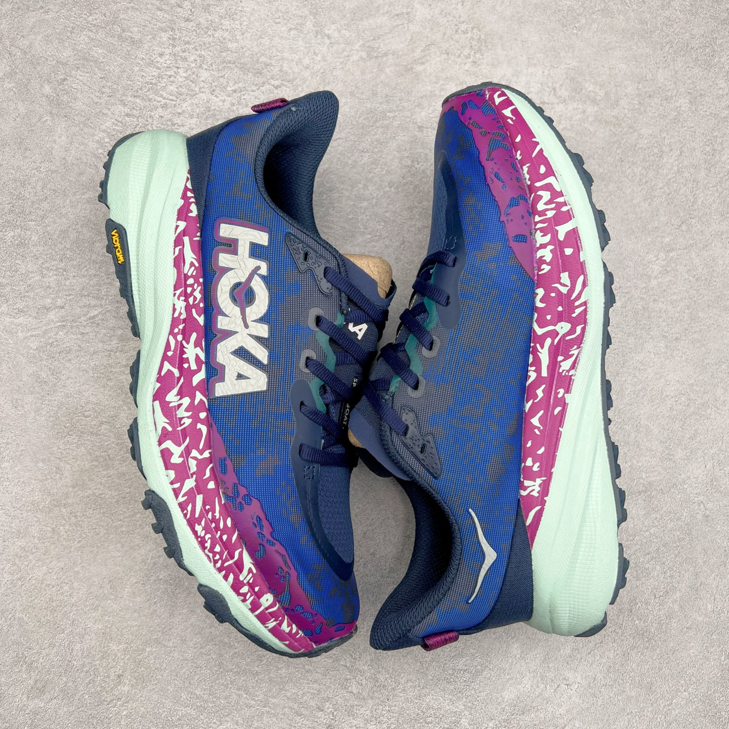 图片[3]-HOKA ONE ONE Speedgoat 6 户外越野跑步鞋 飞速羚羊6系列 新一代工程网纱鞋面 在确保鞋面稳定性的同时减少了固定胶条的使用 鞋面更轻盈、透气、舒适 可回收材料 为环保做出贡献 延伸后跟拉攀 方便快速穿脱 速度型滚动平衡技术 在崎岖的路面上 为平稳顺畅的步伐提供支持 HOKA ONE ONE是来自美国的跑步鞋知名品牌 创立于2009年 始终致力于为所有跑者提供更新、更好的跑步装备 相比常规跑鞋特别研发使用性能独特的几何形跑鞋中底 此种鞋底更厚、更高、回弹性也更好 除了卓越的缓冲性能 它还能为各种阶段的跑者带来更具动感、更加稳定的跑步体验 从设计之初就清楚意识到 要保证跑者步幅的均匀一致 双脚自然而然的运动至关重要 尺码：36 36.5 37.5 38 38.5 39 40 40.5 41 42 42.5 43 44 44.5 45-选品中心