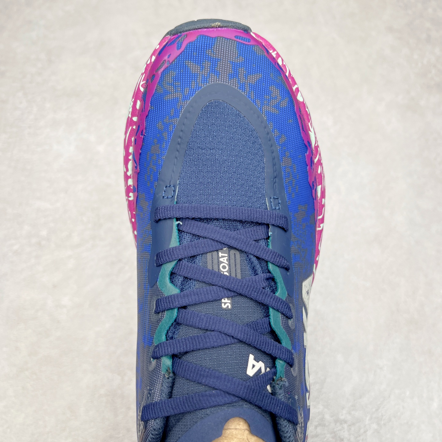 图片[4]-HOKA ONE ONE Speedgoat 6 户外越野跑步鞋 飞速羚羊6系列 新一代工程网纱鞋面 在确保鞋面稳定性的同时减少了固定胶条的使用 鞋面更轻盈、透气、舒适 可回收材料 为环保做出贡献 延伸后跟拉攀 方便快速穿脱 速度型滚动平衡技术 在崎岖的路面上 为平稳顺畅的步伐提供支持 HOKA ONE ONE是来自美国的跑步鞋知名品牌 创立于2009年 始终致力于为所有跑者提供更新、更好的跑步装备 相比常规跑鞋特别研发使用性能独特的几何形跑鞋中底 此种鞋底更厚、更高、回弹性也更好 除了卓越的缓冲性能 它还能为各种阶段的跑者带来更具动感、更加稳定的跑步体验 从设计之初就清楚意识到 要保证跑者步幅的均匀一致 双脚自然而然的运动至关重要 尺码：36 36.5 37.5 38 38.5 39 40 40.5 41 42 42.5 43 44 44.5 45-选品中心