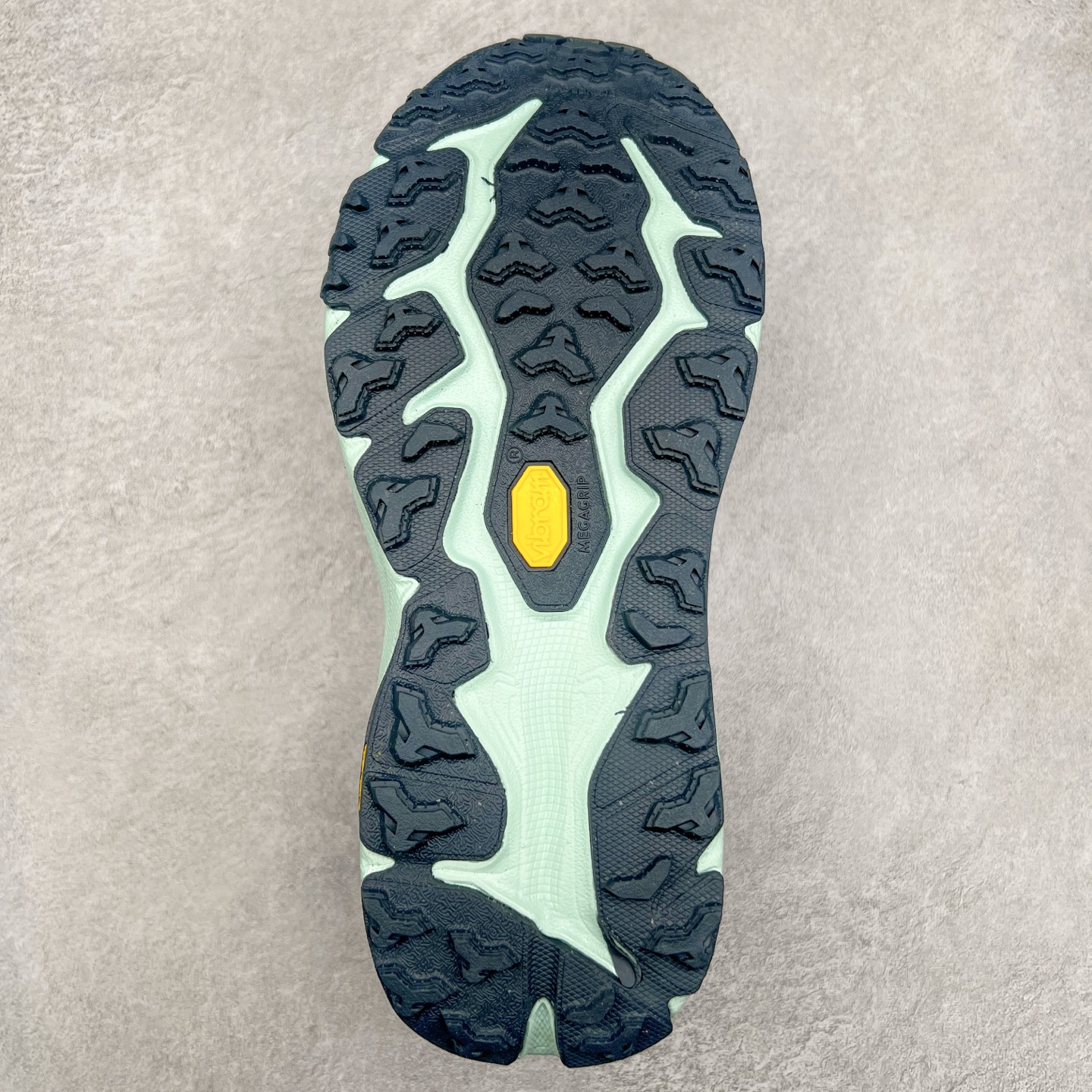 图片[9]-HOKA ONE ONE Speedgoat 6 户外越野跑步鞋 飞速羚羊6系列 新一代工程网纱鞋面 在确保鞋面稳定性的同时减少了固定胶条的使用 鞋面更轻盈、透气、舒适 可回收材料 为环保做出贡献 延伸后跟拉攀 方便快速穿脱 速度型滚动平衡技术 在崎岖的路面上 为平稳顺畅的步伐提供支持 HOKA ONE ONE是来自美国的跑步鞋知名品牌 创立于2009年 始终致力于为所有跑者提供更新、更好的跑步装备 相比常规跑鞋特别研发使用性能独特的几何形跑鞋中底 此种鞋底更厚、更高、回弹性也更好 除了卓越的缓冲性能 它还能为各种阶段的跑者带来更具动感、更加稳定的跑步体验 从设计之初就清楚意识到 要保证跑者步幅的均匀一致 双脚自然而然的运动至关重要 尺码：36 36.5 37.5 38 38.5 39 40 40.5 41 42 42.5 43 44 44.5 45-选品中心