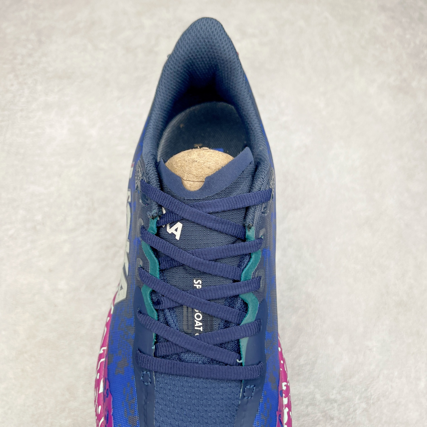 图片[5]-HOKA ONE ONE Speedgoat 6 户外越野跑步鞋 飞速羚羊6系列 新一代工程网纱鞋面 在确保鞋面稳定性的同时减少了固定胶条的使用 鞋面更轻盈、透气、舒适 可回收材料 为环保做出贡献 延伸后跟拉攀 方便快速穿脱 速度型滚动平衡技术 在崎岖的路面上 为平稳顺畅的步伐提供支持 HOKA ONE ONE是来自美国的跑步鞋知名品牌 创立于2009年 始终致力于为所有跑者提供更新、更好的跑步装备 相比常规跑鞋特别研发使用性能独特的几何形跑鞋中底 此种鞋底更厚、更高、回弹性也更好 除了卓越的缓冲性能 它还能为各种阶段的跑者带来更具动感、更加稳定的跑步体验 从设计之初就清楚意识到 要保证跑者步幅的均匀一致 双脚自然而然的运动至关重要 尺码：36 36.5 37.5 38 38.5 39 40 40.5 41 42 42.5 43 44 44.5 45-选品中心