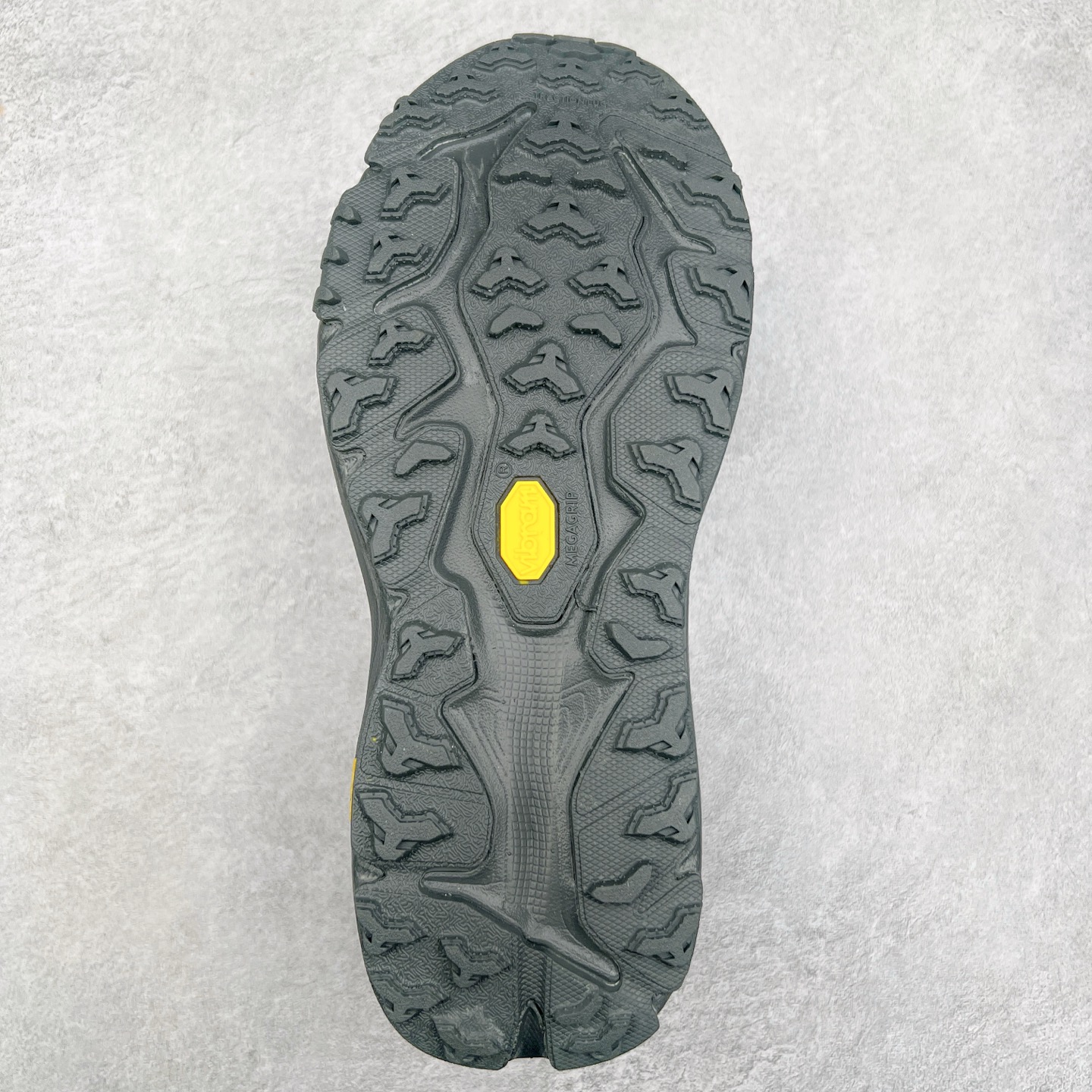 图片[9]-HOKA ONE ONE Speedgoat 6 户外越野跑步鞋 飞速羚羊6系列 新一代工程网纱鞋面 在确保鞋面稳定性的同时减少了固定胶条的使用 鞋面更轻盈、透气、舒适 可回收材料 为环保做出贡献 延伸后跟拉攀 方便快速穿脱 速度型滚动平衡技术 在崎岖的路面上 为平稳顺畅的步伐提供支持 HOKA ONE ONE是来自美国的跑步鞋知名品牌 创立于2009年 始终致力于为所有跑者提供更新、更好的跑步装备 相比常规跑鞋特别研发使用性能独特的几何形跑鞋中底 此种鞋底更厚、更高、回弹性也更好 除了卓越的缓冲性能 它还能为各种阶段的跑者带来更具动感、更加稳定的跑步体验 从设计之初就清楚意识到 要保证跑者步幅的均匀一致 双脚自然而然的运动至关重要 尺码：36 36.5 37.5 38 38.5 39 40 40.5 41 42 42.5 43 44 44.5 45-选品中心