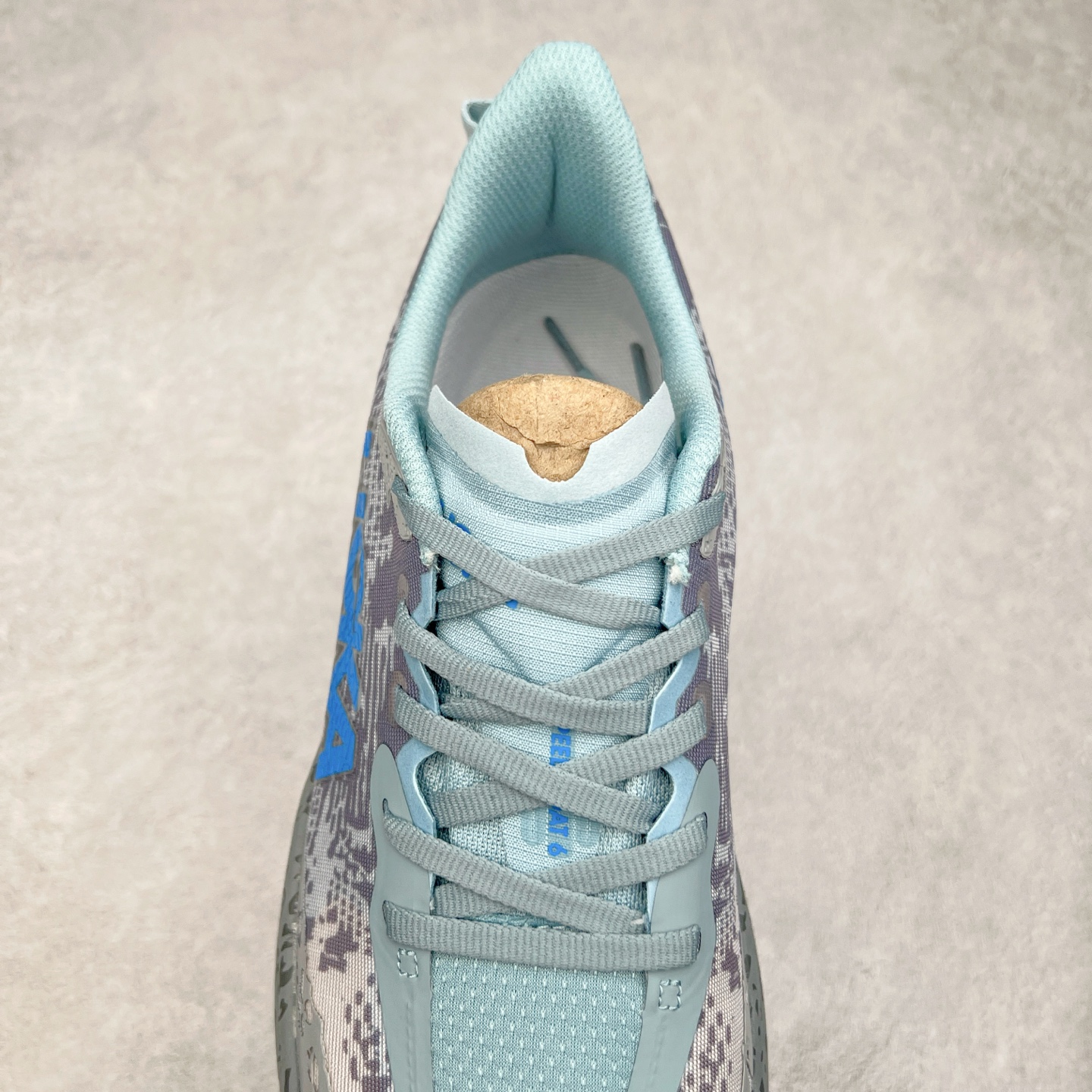 图片[5]-HOKA ONE ONE Speedgoat 6 户外越野跑步鞋 飞速羚羊6系列 新一代工程网纱鞋面 在确保鞋面稳定性的同时减少了固定胶条的使用 鞋面更轻盈、透气、舒适 可回收材料 为环保做出贡献 延伸后跟拉攀 方便快速穿脱 速度型滚动平衡技术 在崎岖的路面上 为平稳顺畅的步伐提供支持 HOKA ONE ONE是来自美国的跑步鞋知名品牌 创立于2009年 始终致力于为所有跑者提供更新、更好的跑步装备 相比常规跑鞋特别研发使用性能独特的几何形跑鞋中底 此种鞋底更厚、更高、回弹性也更好 除了卓越的缓冲性能 它还能为各种阶段的跑者带来更具动感、更加稳定的跑步体验 从设计之初就清楚意识到 要保证跑者步幅的均匀一致 双脚自然而然的运动至关重要 尺码：36 36.5 37.5 38 38.5 39 40 40.5 41 42 42.5 43 44 44.5 45-选品中心