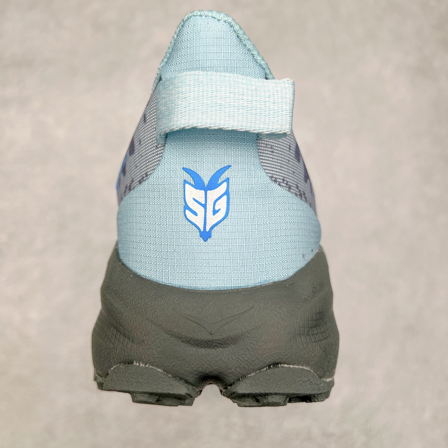 图片[8]-HOKA ONE ONE Speedgoat 6 户外越野跑步鞋 飞速羚羊6系列 新一代工程网纱鞋面 在确保鞋面稳定性的同时减少了固定胶条的使用 鞋面更轻盈、透气、舒适 可回收材料 为环保做出贡献 延伸后跟拉攀 方便快速穿脱 速度型滚动平衡技术 在崎岖的路面上 为平稳顺畅的步伐提供支持 HOKA ONE ONE是来自美国的跑步鞋知名品牌 创立于2009年 始终致力于为所有跑者提供更新、更好的跑步装备 相比常规跑鞋特别研发使用性能独特的几何形跑鞋中底 此种鞋底更厚、更高、回弹性也更好 除了卓越的缓冲性能 它还能为各种阶段的跑者带来更具动感、更加稳定的跑步体验 从设计之初就清楚意识到 要保证跑者步幅的均匀一致 双脚自然而然的运动至关重要 尺码：36 36.5 37.5 38 38.5 39 40 40.5 41 42 42.5 43 44 44.5 45-选品中心