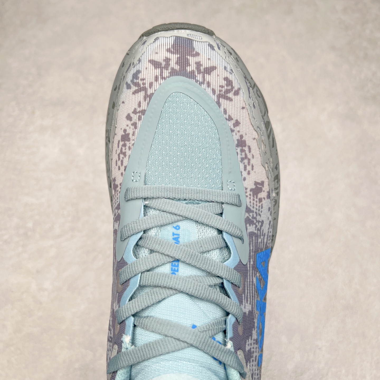 图片[4]-HOKA ONE ONE Speedgoat 6 户外越野跑步鞋 飞速羚羊6系列 新一代工程网纱鞋面 在确保鞋面稳定性的同时减少了固定胶条的使用 鞋面更轻盈、透气、舒适 可回收材料 为环保做出贡献 延伸后跟拉攀 方便快速穿脱 速度型滚动平衡技术 在崎岖的路面上 为平稳顺畅的步伐提供支持 HOKA ONE ONE是来自美国的跑步鞋知名品牌 创立于2009年 始终致力于为所有跑者提供更新、更好的跑步装备 相比常规跑鞋特别研发使用性能独特的几何形跑鞋中底 此种鞋底更厚、更高、回弹性也更好 除了卓越的缓冲性能 它还能为各种阶段的跑者带来更具动感、更加稳定的跑步体验 从设计之初就清楚意识到 要保证跑者步幅的均匀一致 双脚自然而然的运动至关重要 尺码：36 36.5 37.5 38 38.5 39 40 40.5 41 42 42.5 43 44 44.5 45-选品中心