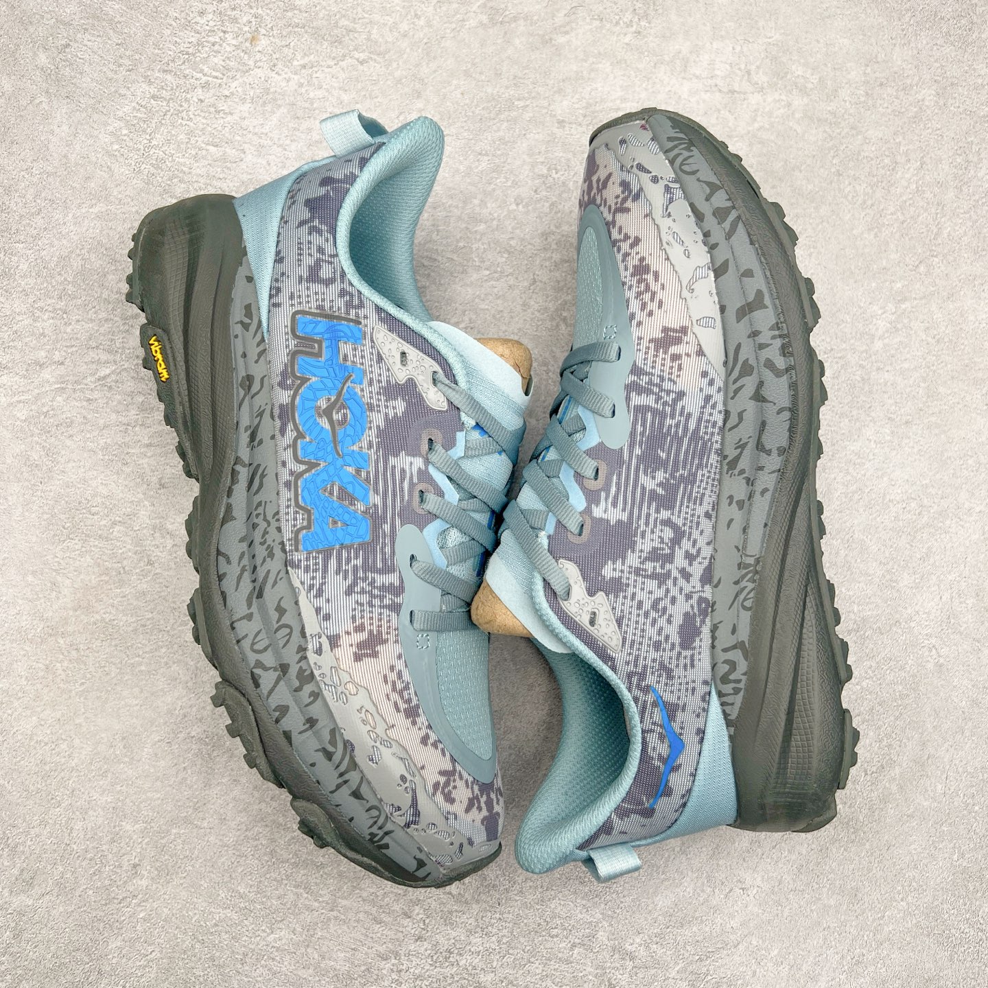 图片[3]-HOKA ONE ONE Speedgoat 6 户外越野跑步鞋 飞速羚羊6系列 新一代工程网纱鞋面 在确保鞋面稳定性的同时减少了固定胶条的使用 鞋面更轻盈、透气、舒适 可回收材料 为环保做出贡献 延伸后跟拉攀 方便快速穿脱 速度型滚动平衡技术 在崎岖的路面上 为平稳顺畅的步伐提供支持 HOKA ONE ONE是来自美国的跑步鞋知名品牌 创立于2009年 始终致力于为所有跑者提供更新、更好的跑步装备 相比常规跑鞋特别研发使用性能独特的几何形跑鞋中底 此种鞋底更厚、更高、回弹性也更好 除了卓越的缓冲性能 它还能为各种阶段的跑者带来更具动感、更加稳定的跑步体验 从设计之初就清楚意识到 要保证跑者步幅的均匀一致 双脚自然而然的运动至关重要 尺码：36 36.5 37.5 38 38.5 39 40 40.5 41 42 42.5 43 44 44.5 45-选品中心