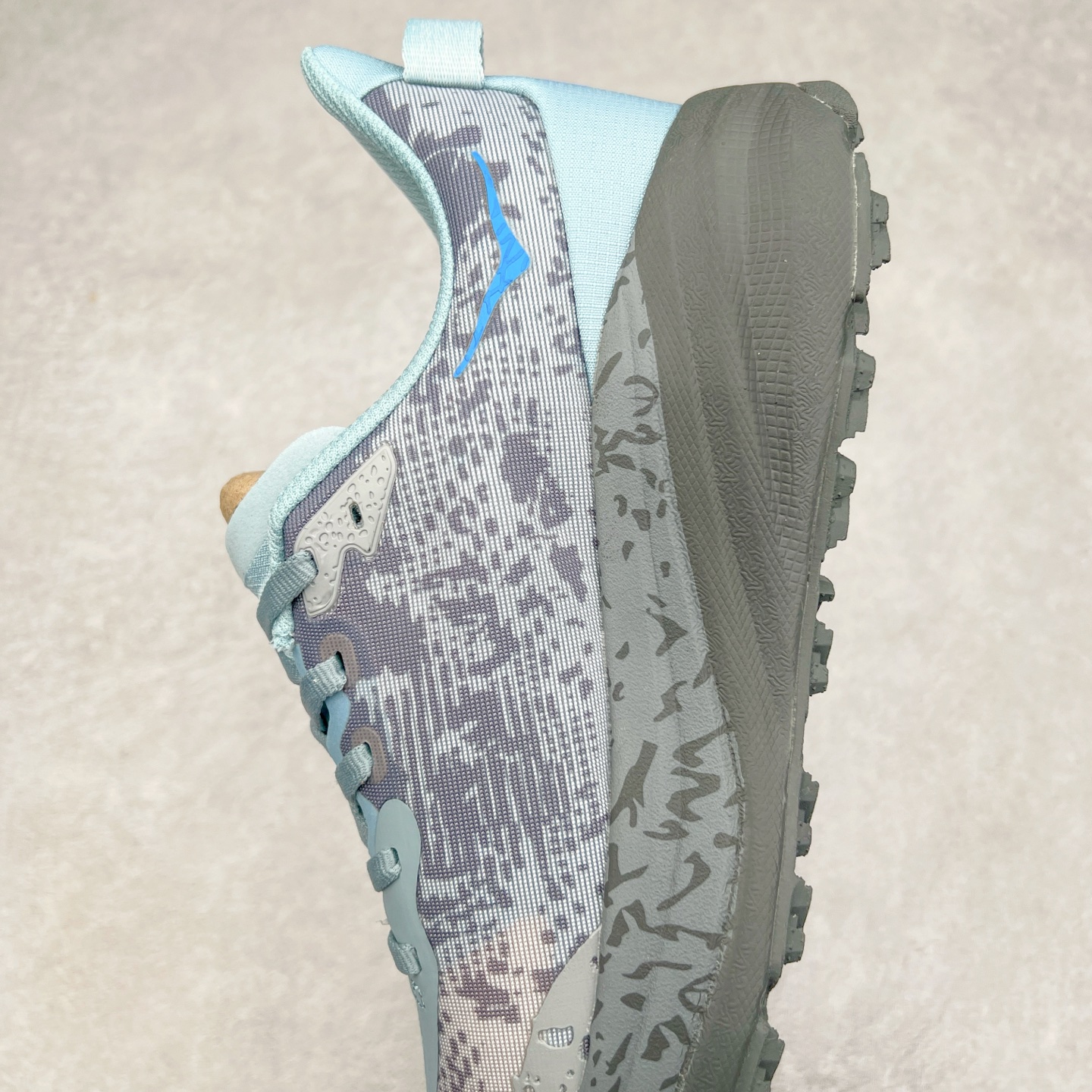 图片[7]-HOKA ONE ONE Speedgoat 6 户外越野跑步鞋 飞速羚羊6系列 新一代工程网纱鞋面 在确保鞋面稳定性的同时减少了固定胶条的使用 鞋面更轻盈、透气、舒适 可回收材料 为环保做出贡献 延伸后跟拉攀 方便快速穿脱 速度型滚动平衡技术 在崎岖的路面上 为平稳顺畅的步伐提供支持 HOKA ONE ONE是来自美国的跑步鞋知名品牌 创立于2009年 始终致力于为所有跑者提供更新、更好的跑步装备 相比常规跑鞋特别研发使用性能独特的几何形跑鞋中底 此种鞋底更厚、更高、回弹性也更好 除了卓越的缓冲性能 它还能为各种阶段的跑者带来更具动感、更加稳定的跑步体验 从设计之初就清楚意识到 要保证跑者步幅的均匀一致 双脚自然而然的运动至关重要 尺码：36 36.5 37.5 38 38.5 39 40 40.5 41 42 42.5 43 44 44.5 45-选品中心