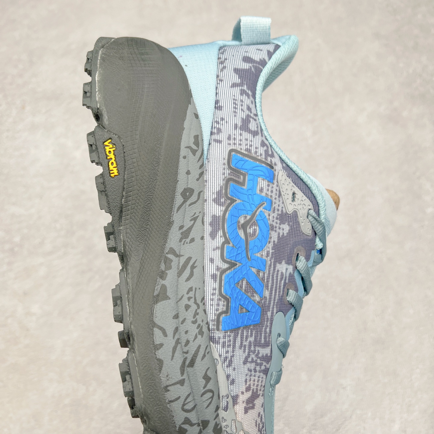 图片[6]-HOKA ONE ONE Speedgoat 6 户外越野跑步鞋 飞速羚羊6系列 新一代工程网纱鞋面 在确保鞋面稳定性的同时减少了固定胶条的使用 鞋面更轻盈、透气、舒适 可回收材料 为环保做出贡献 延伸后跟拉攀 方便快速穿脱 速度型滚动平衡技术 在崎岖的路面上 为平稳顺畅的步伐提供支持 HOKA ONE ONE是来自美国的跑步鞋知名品牌 创立于2009年 始终致力于为所有跑者提供更新、更好的跑步装备 相比常规跑鞋特别研发使用性能独特的几何形跑鞋中底 此种鞋底更厚、更高、回弹性也更好 除了卓越的缓冲性能 它还能为各种阶段的跑者带来更具动感、更加稳定的跑步体验 从设计之初就清楚意识到 要保证跑者步幅的均匀一致 双脚自然而然的运动至关重要 尺码：36 36.5 37.5 38 38.5 39 40 40.5 41 42 42.5 43 44 44.5 45-选品中心