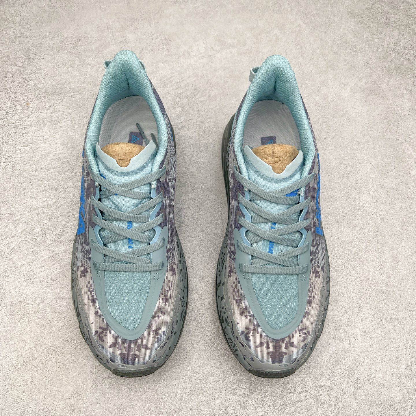 图片[2]-HOKA ONE ONE Speedgoat 6 户外越野跑步鞋 飞速羚羊6系列 新一代工程网纱鞋面 在确保鞋面稳定性的同时减少了固定胶条的使用 鞋面更轻盈、透气、舒适 可回收材料 为环保做出贡献 延伸后跟拉攀 方便快速穿脱 速度型滚动平衡技术 在崎岖的路面上 为平稳顺畅的步伐提供支持 HOKA ONE ONE是来自美国的跑步鞋知名品牌 创立于2009年 始终致力于为所有跑者提供更新、更好的跑步装备 相比常规跑鞋特别研发使用性能独特的几何形跑鞋中底 此种鞋底更厚、更高、回弹性也更好 除了卓越的缓冲性能 它还能为各种阶段的跑者带来更具动感、更加稳定的跑步体验 从设计之初就清楚意识到 要保证跑者步幅的均匀一致 双脚自然而然的运动至关重要 尺码：36 36.5 37.5 38 38.5 39 40 40.5 41 42 42.5 43 44 44.5 45-选品中心