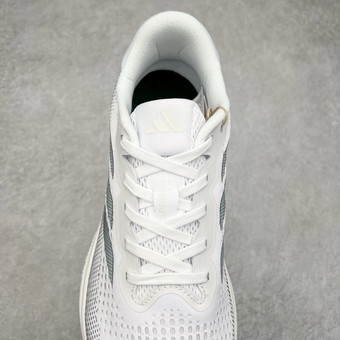 图片[5]-AD Supernova Rise 阿迪全新休闲轻跑鞋 款鞋采用了Dreamstrike+ 中底 将缓冲材质与柔软的织物相结合 以最大限度地减少刺激性摩擦和慢跑后水泡的可能性 在美学方面 Supernova Rise 从自然和生物中汲取灵感 如深色底色和半绿色细节 尺码：36 36.5 37.5 38 38.5 39 40 40.5 41 42 42.5 43 44 44.5 45-选品中心