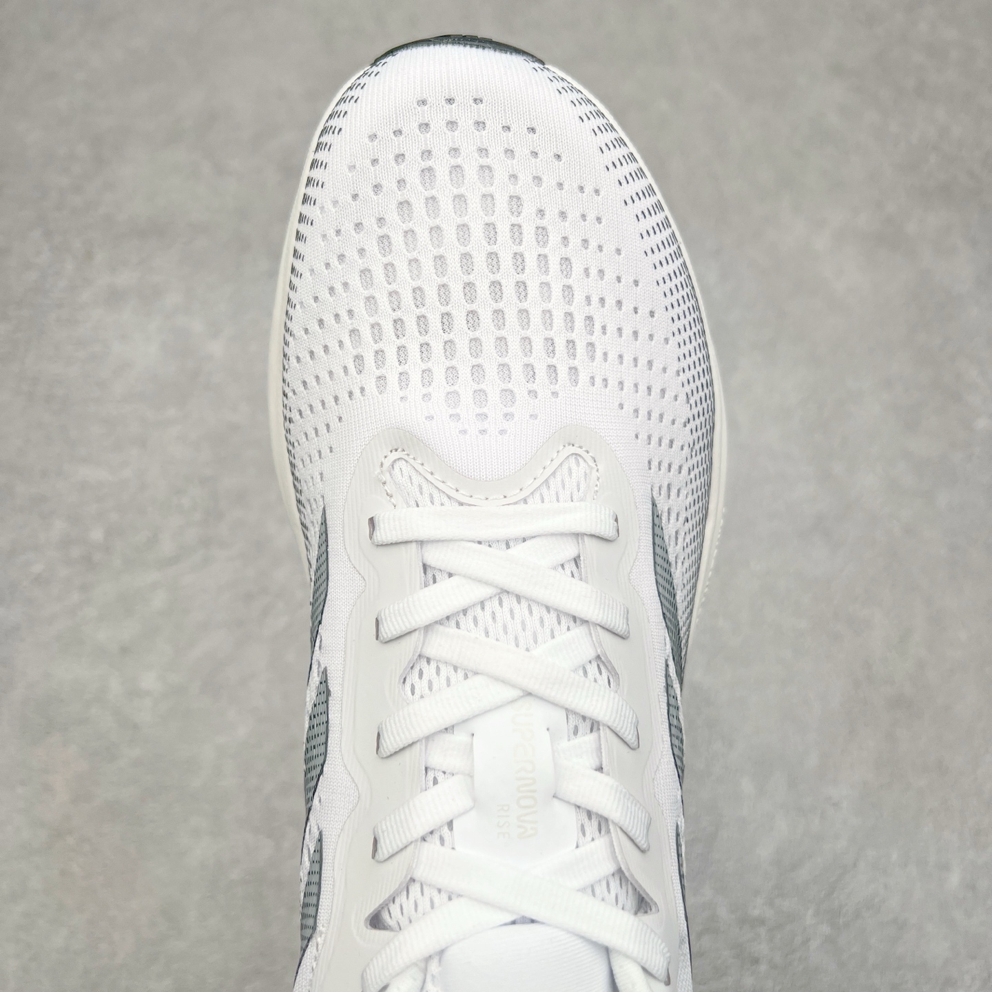 图片[4]-AD Supernova Rise 阿迪全新休闲轻跑鞋 款鞋采用了Dreamstrike+ 中底 将缓冲材质与柔软的织物相结合 以最大限度地减少刺激性摩擦和慢跑后水泡的可能性 在美学方面 Supernova Rise 从自然和生物中汲取灵感 如深色底色和半绿色细节 尺码：36 36.5 37.5 38 38.5 39 40 40.5 41 42 42.5 43 44 44.5 45-选品中心