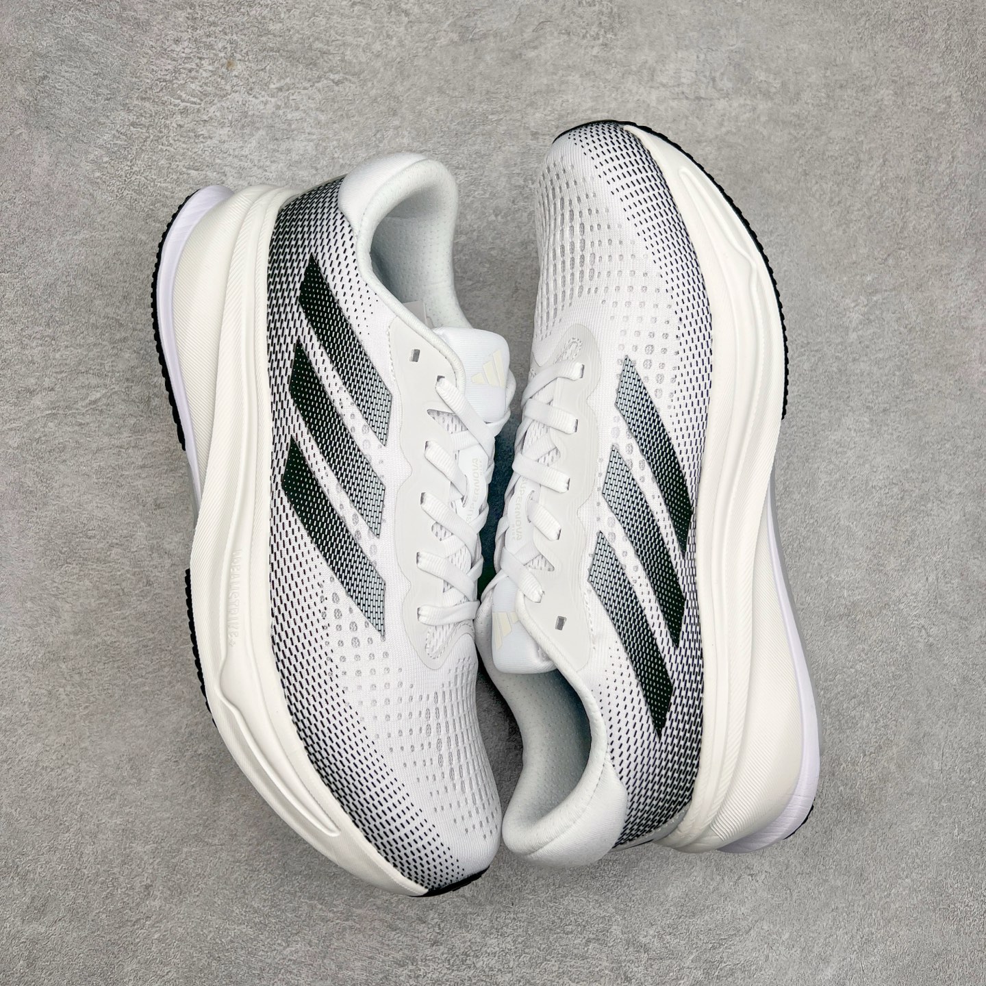 图片[3]-AD Supernova Rise 阿迪全新休闲轻跑鞋 款鞋采用了Dreamstrike+ 中底 将缓冲材质与柔软的织物相结合 以最大限度地减少刺激性摩擦和慢跑后水泡的可能性 在美学方面 Supernova Rise 从自然和生物中汲取灵感 如深色底色和半绿色细节 尺码：36 36.5 37.5 38 38.5 39 40 40.5 41 42 42.5 43 44 44.5 45-选品中心