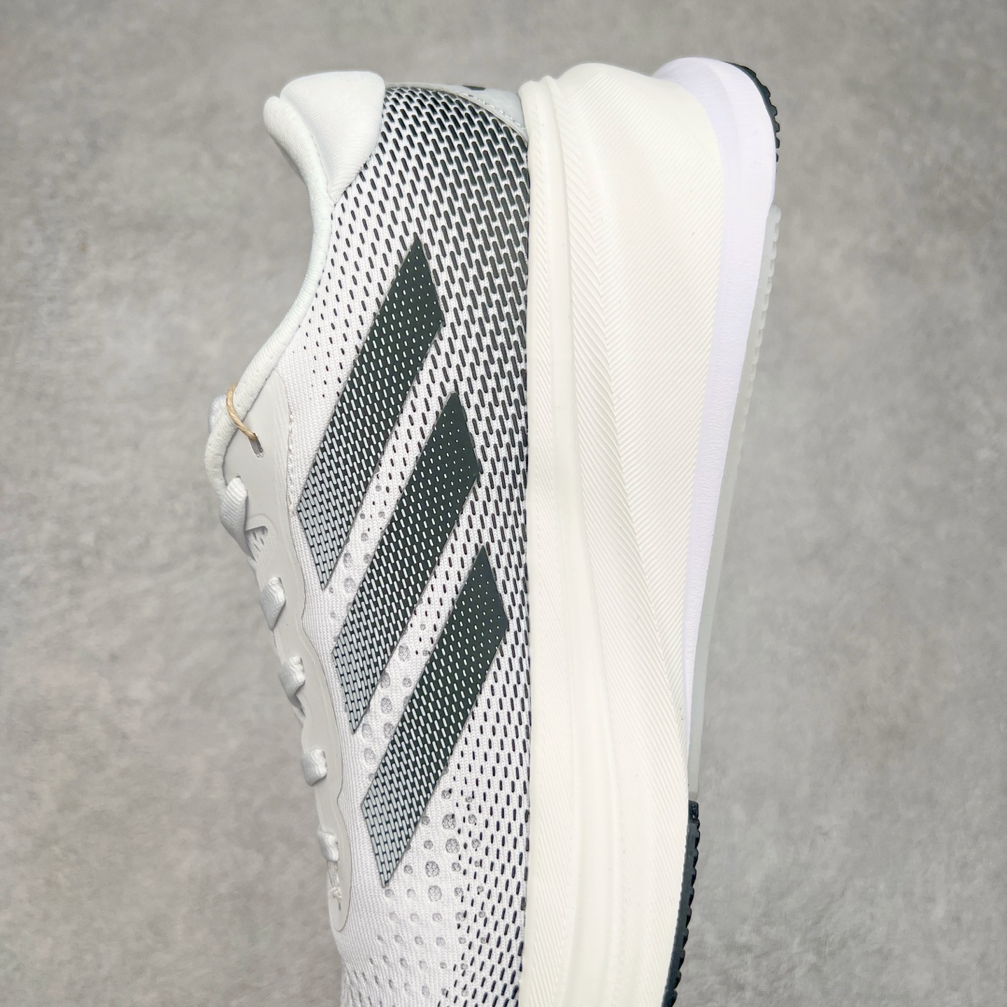 图片[7]-AD Supernova Rise 阿迪全新休闲轻跑鞋 款鞋采用了Dreamstrike+ 中底 将缓冲材质与柔软的织物相结合 以最大限度地减少刺激性摩擦和慢跑后水泡的可能性 在美学方面 Supernova Rise 从自然和生物中汲取灵感 如深色底色和半绿色细节 尺码：36 36.5 37.5 38 38.5 39 40 40.5 41 42 42.5 43 44 44.5 45-选品中心