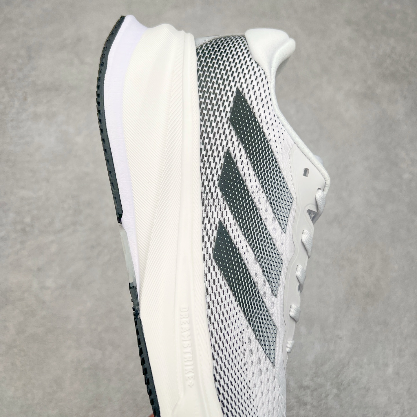 图片[6]-AD Supernova Rise 阿迪全新休闲轻跑鞋 款鞋采用了Dreamstrike+ 中底 将缓冲材质与柔软的织物相结合 以最大限度地减少刺激性摩擦和慢跑后水泡的可能性 在美学方面 Supernova Rise 从自然和生物中汲取灵感 如深色底色和半绿色细节 尺码：36 36.5 37.5 38 38.5 39 40 40.5 41 42 42.5 43 44 44.5 45-选品中心