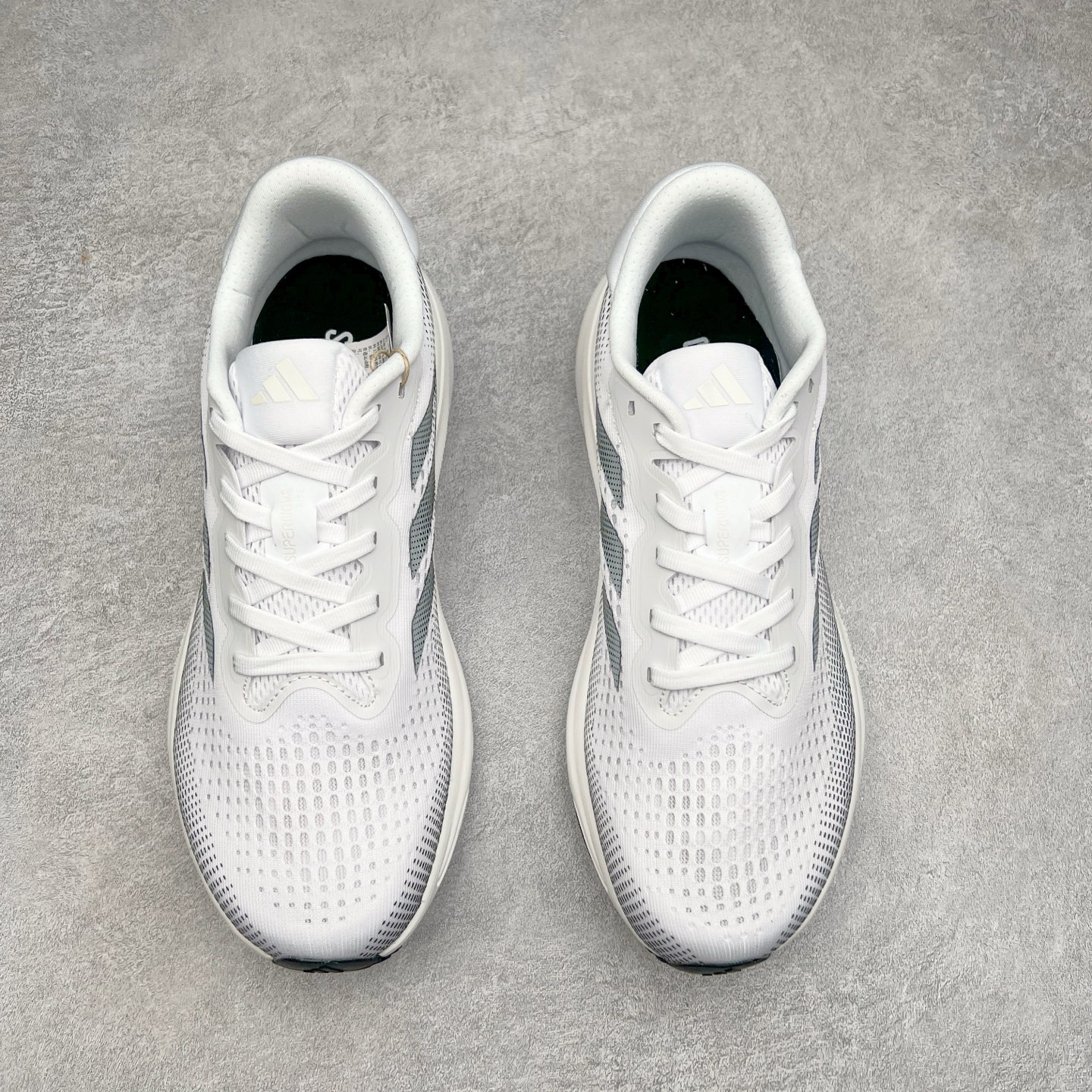 图片[2]-AD Supernova Rise 阿迪全新休闲轻跑鞋 款鞋采用了Dreamstrike+ 中底 将缓冲材质与柔软的织物相结合 以最大限度地减少刺激性摩擦和慢跑后水泡的可能性 在美学方面 Supernova Rise 从自然和生物中汲取灵感 如深色底色和半绿色细节 尺码：36 36.5 37.5 38 38.5 39 40 40.5 41 42 42.5 43 44 44.5 45-选品中心