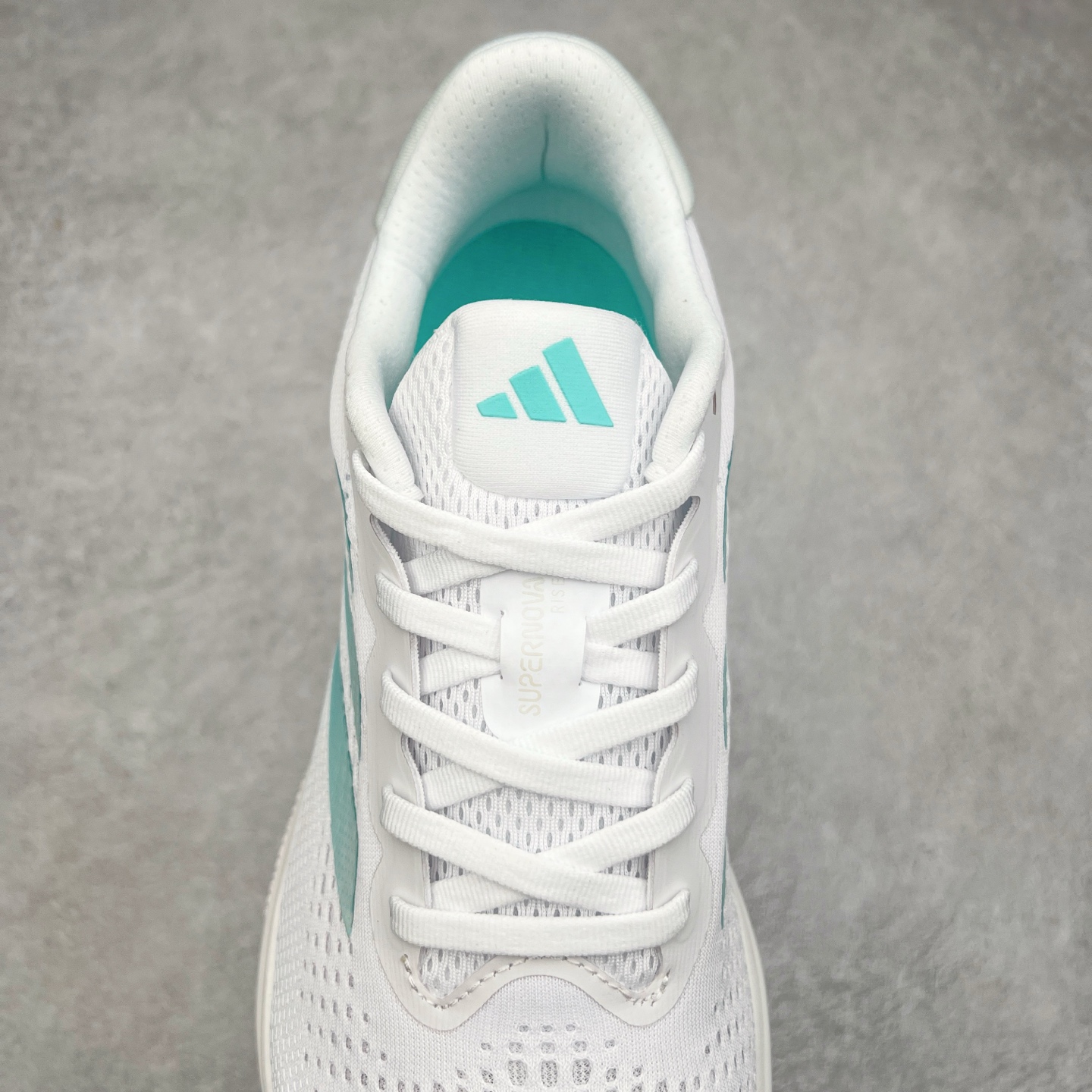 图片[5]-AD Supernova Rise 阿迪全新休闲轻跑鞋 款鞋采用了Dreamstrike+ 中底 将缓冲材质与柔软的织物相结合 以最大限度地减少刺激性摩擦和慢跑后水泡的可能性 在美学方面 Supernova Rise 从自然和生物中汲取灵感 如深色底色和半绿色细节 尺码：36 36.5 37.5 38 38.5 39 40 40.5 41 42 42.5 43 44 44.5 45-选品中心