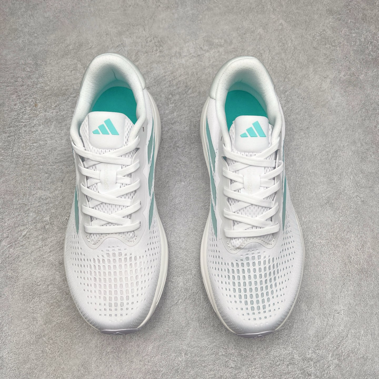 图片[2]-AD Supernova Rise 阿迪全新休闲轻跑鞋 款鞋采用了Dreamstrike+ 中底 将缓冲材质与柔软的织物相结合 以最大限度地减少刺激性摩擦和慢跑后水泡的可能性 在美学方面 Supernova Rise 从自然和生物中汲取灵感 如深色底色和半绿色细节 尺码：36 36.5 37.5 38 38.5 39 40 40.5 41 42 42.5 43 44 44.5 45-选品中心