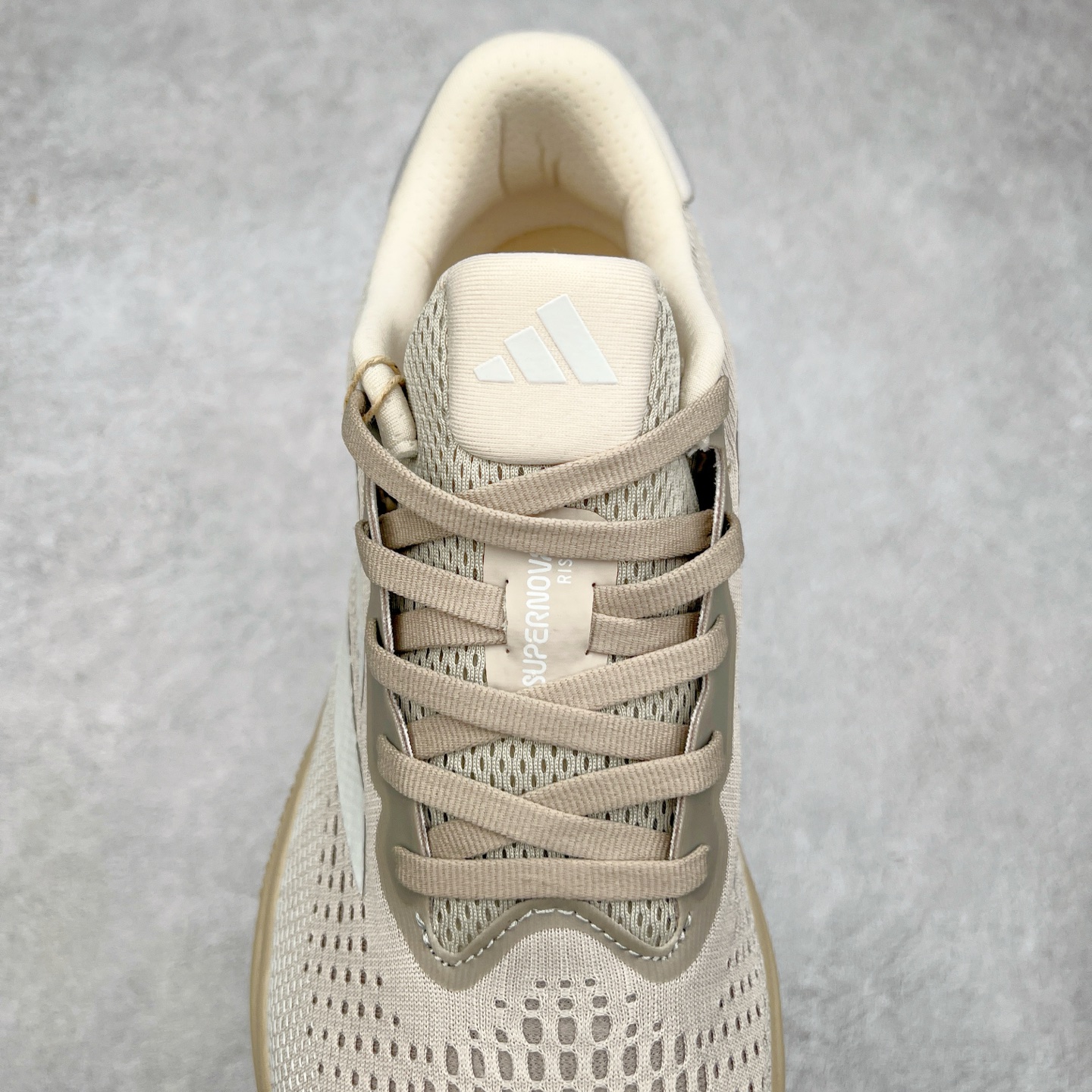 图片[5]-AD Supernova Rise 阿迪全新休闲轻跑鞋 款鞋采用了Dreamstrike+ 中底 将缓冲材质与柔软的织物相结合 以最大限度地减少刺激性摩擦和慢跑后水泡的可能性 在美学方面 Supernova Rise 从自然和生物中汲取灵感 如深色底色和半绿色细节 尺码：36 36.5 37.5 38 38.5 39 40 40.5 41 42 42.5 43 44 44.5 45-选品中心