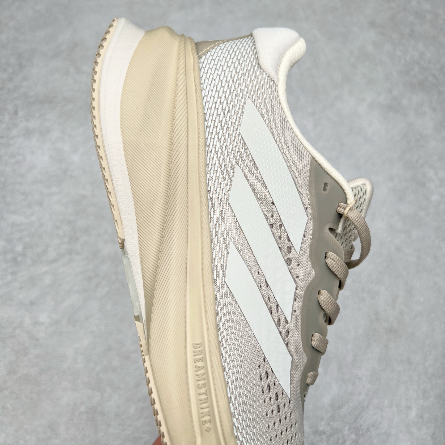 图片[6]-AD Supernova Rise 阿迪全新休闲轻跑鞋 款鞋采用了Dreamstrike+ 中底 将缓冲材质与柔软的织物相结合 以最大限度地减少刺激性摩擦和慢跑后水泡的可能性 在美学方面 Supernova Rise 从自然和生物中汲取灵感 如深色底色和半绿色细节 尺码：36 36.5 37.5 38 38.5 39 40 40.5 41 42 42.5 43 44 44.5 45-选品中心