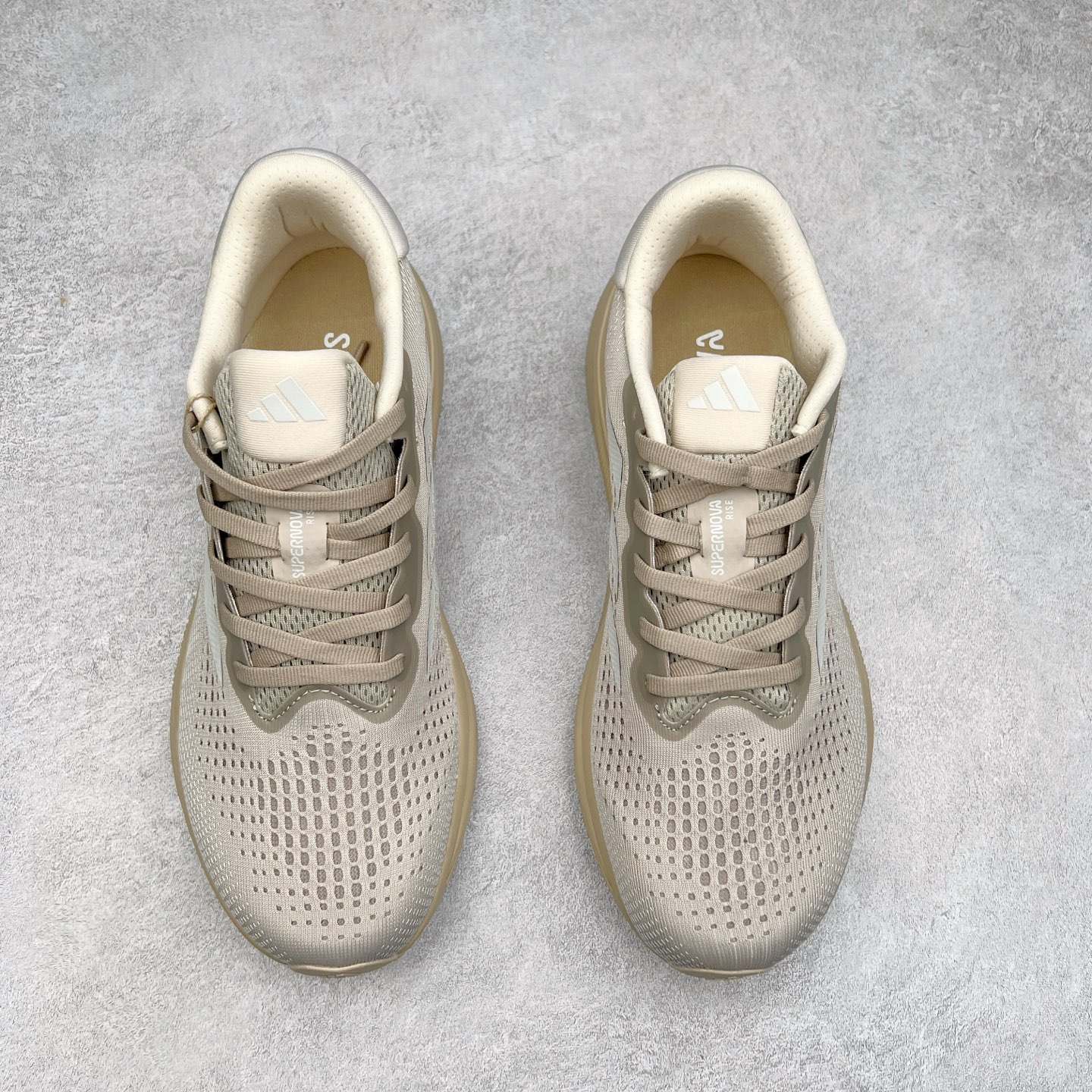 图片[2]-AD Supernova Rise 阿迪全新休闲轻跑鞋 款鞋采用了Dreamstrike+ 中底 将缓冲材质与柔软的织物相结合 以最大限度地减少刺激性摩擦和慢跑后水泡的可能性 在美学方面 Supernova Rise 从自然和生物中汲取灵感 如深色底色和半绿色细节 尺码：36 36.5 37.5 38 38.5 39 40 40.5 41 42 42.5 43 44 44.5 45-选品中心