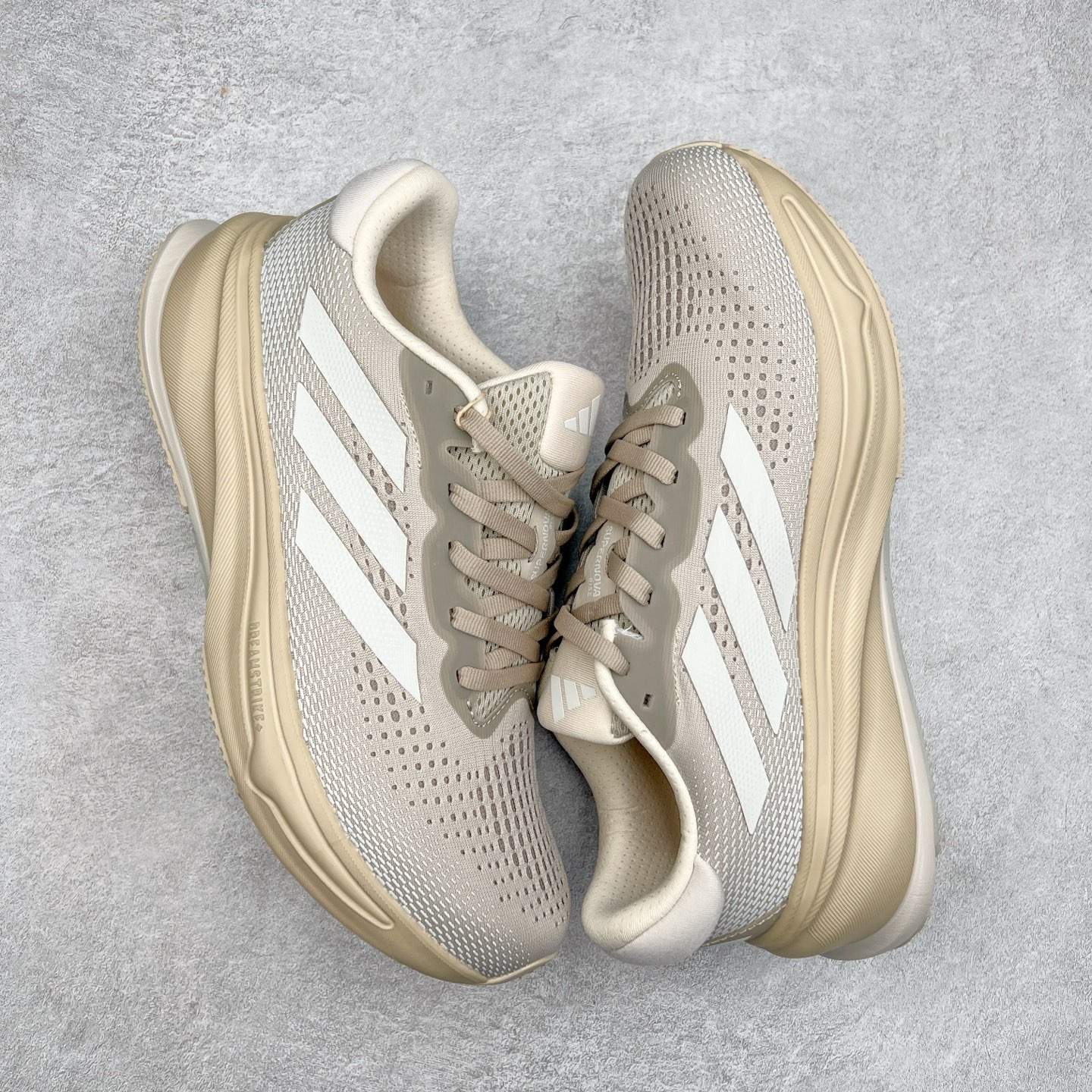 图片[3]-AD Supernova Rise 阿迪全新休闲轻跑鞋 款鞋采用了Dreamstrike+ 中底 将缓冲材质与柔软的织物相结合 以最大限度地减少刺激性摩擦和慢跑后水泡的可能性 在美学方面 Supernova Rise 从自然和生物中汲取灵感 如深色底色和半绿色细节 尺码：36 36.5 37.5 38 38.5 39 40 40.5 41 42 42.5 43 44 44.5 45-选品中心