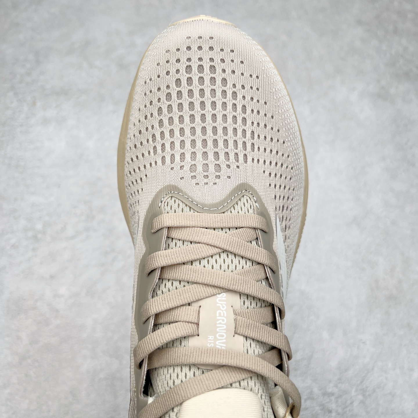 图片[4]-AD Supernova Rise 阿迪全新休闲轻跑鞋 款鞋采用了Dreamstrike+ 中底 将缓冲材质与柔软的织物相结合 以最大限度地减少刺激性摩擦和慢跑后水泡的可能性 在美学方面 Supernova Rise 从自然和生物中汲取灵感 如深色底色和半绿色细节 尺码：36 36.5 37.5 38 38.5 39 40 40.5 41 42 42.5 43 44 44.5 45-选品中心