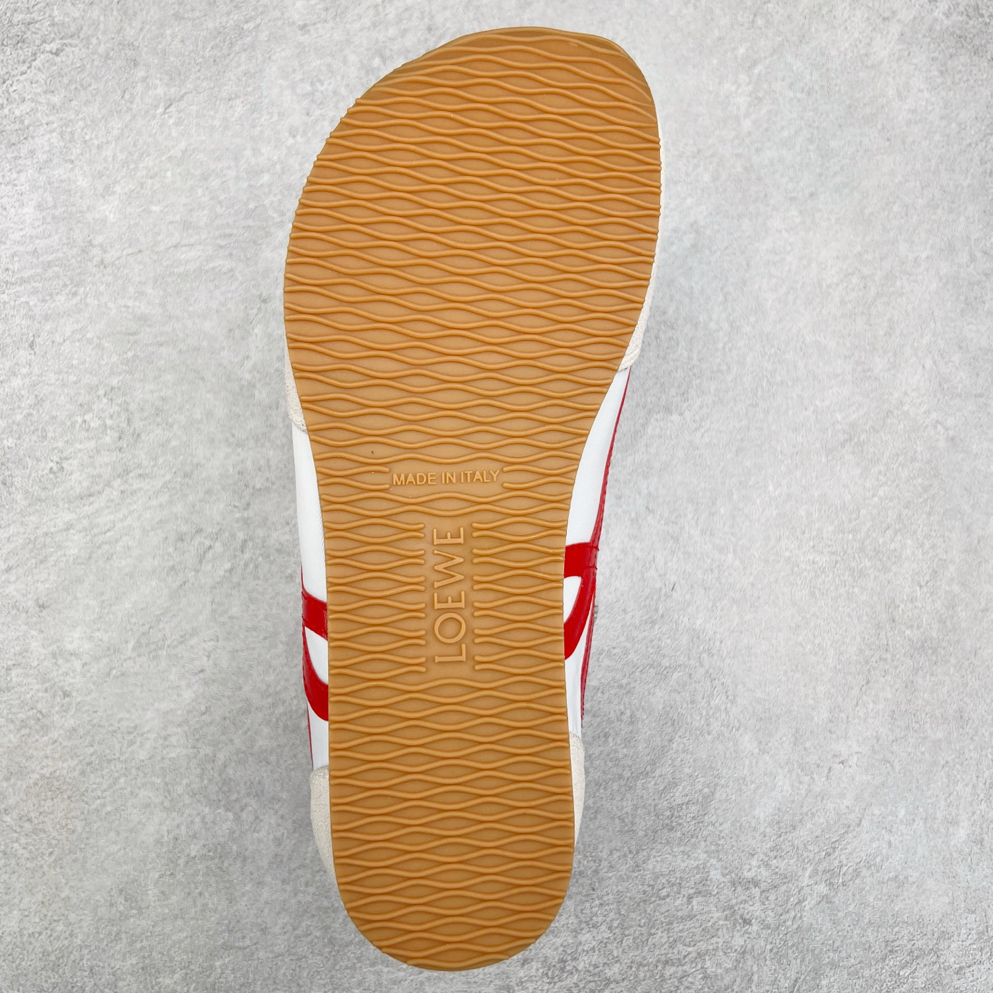 图片[9]-罗意威LOEWE 2025 | Ballet Runner2.0 新款芭蕾舞鞋 超级棒 不对称鞋头造型，作为LOEWE的标志性设计 超柔软，轻便且灵活的鞋底，新的波浪纹理橡胶外底，延伸至鞋头，升级的柔软皮革内衬和鞋床，提供最大舒适感，后跟有3D注塑橡胶徽标，真皮和皮料混搭彰显复古风格 内增高拼色德训鞋 阿甘鞋 小白鞋 拼色拼接鞋面 非常高级隐藏式小内增高 脚后跟设计新颖 柔软舒适 会被评为年度最舒适的暴走鞋 如履平地 原版细节 鞋面由进口麂皮 牛皮 原版布拼接 牛皮垫脚 原版定制磨具组合大底 原盒包装 内娱明星杨幂等众多同款上脚 小红书 一系列素材图 极具爆款。 尺码 35 36 37 38 39 40-选品中心