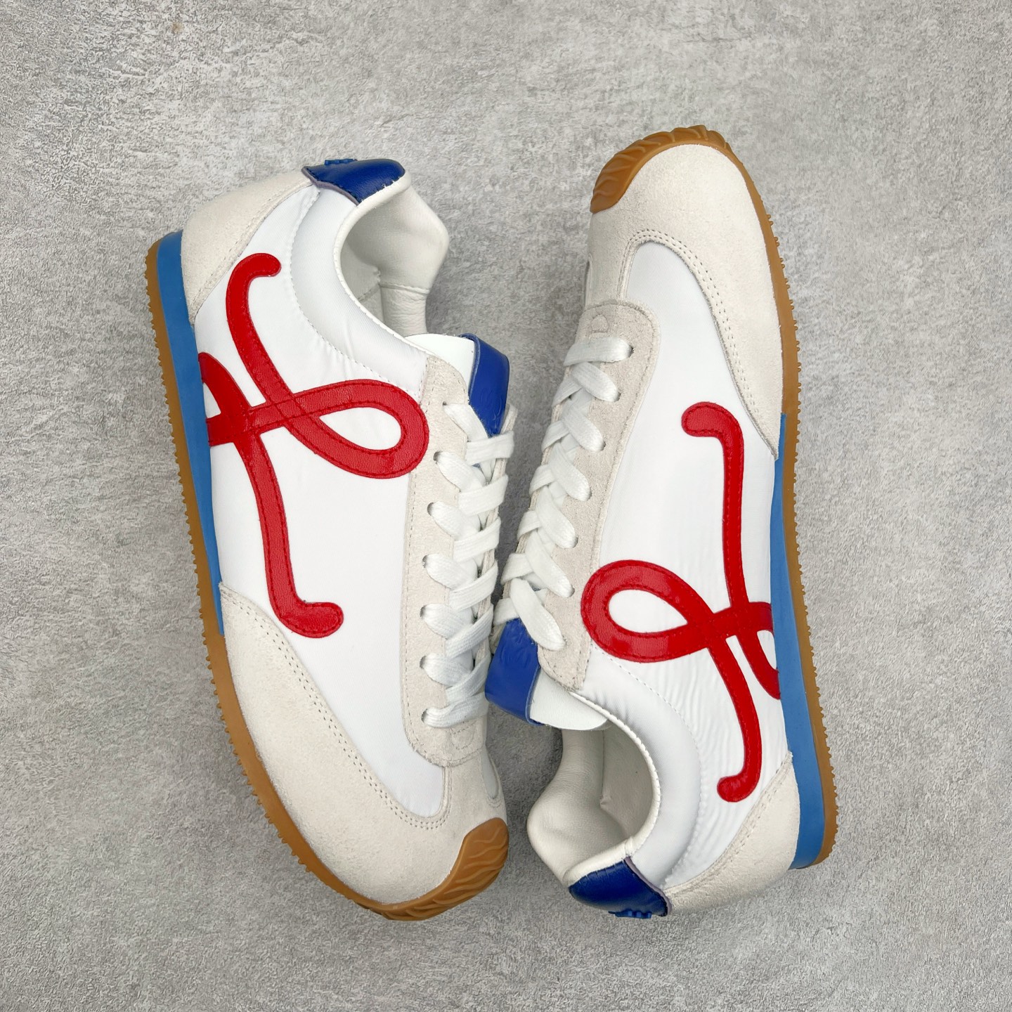 图片[3]-罗意威LOEWE 2025 | Ballet Runner2.0 新款芭蕾舞鞋 超级棒 不对称鞋头造型，作为LOEWE的标志性设计 超柔软，轻便且灵活的鞋底，新的波浪纹理橡胶外底，延伸至鞋头，升级的柔软皮革内衬和鞋床，提供最大舒适感，后跟有3D注塑橡胶徽标，真皮和皮料混搭彰显复古风格 内增高拼色德训鞋 阿甘鞋 小白鞋 拼色拼接鞋面 非常高级隐藏式小内增高 脚后跟设计新颖 柔软舒适 会被评为年度最舒适的暴走鞋 如履平地 原版细节 鞋面由进口麂皮 牛皮 原版布拼接 牛皮垫脚 原版定制磨具组合大底 原盒包装 内娱明星杨幂等众多同款上脚 小红书 一系列素材图 极具爆款。 尺码 35 36 37 38 39 40-选品中心